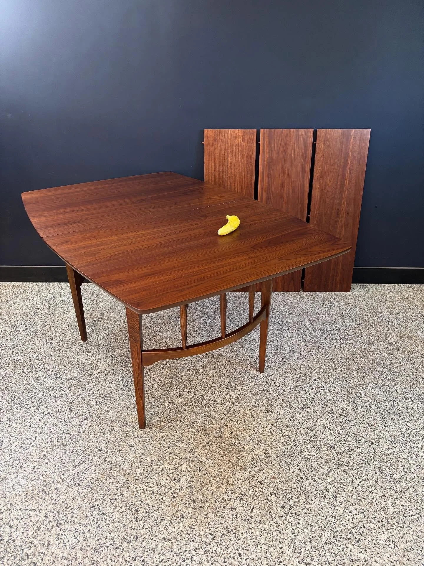 [sold] Restored vintage 1960&rsquo;s Mid Century Modern walnut expanding surfboard dining table. Similar to a Blowing Rock version, but unmarked. ⁣
⁣
Three leaves; no apron, so they store very compact. Seats up to ten. Pretty cool legs. ⁣
⁣
Banana fo