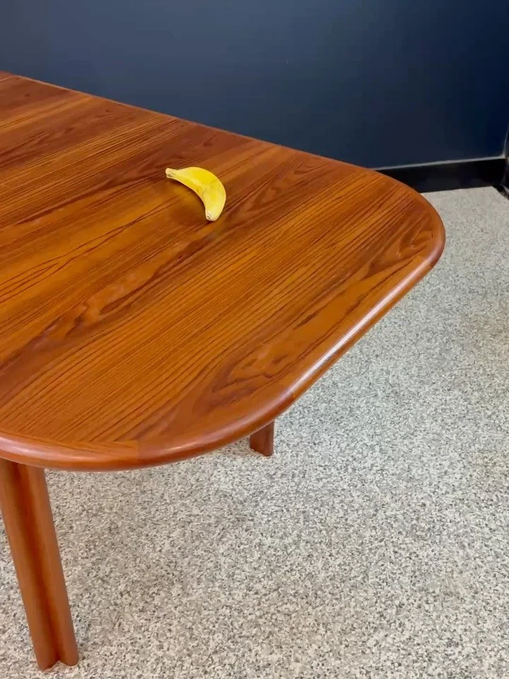 Restored vintage 1970&rsquo;s Mid Century Danish Modern teak butterfly leaf dining table. Unmarked. ⁣
⁣
Lovely grain, interesting legs, and a butterfly leaf. Winner winner. Seats a roomy six. ⁣
⁣
Banana for scale. ⁣
⁣
77.75 W x 38 D x 28 H⁣
97.75 W w