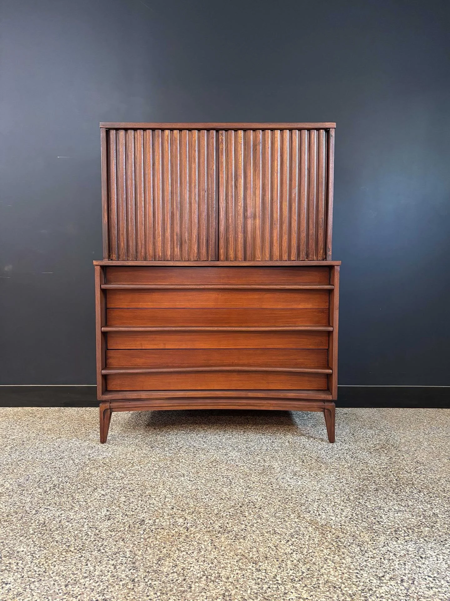 Restored vintage 1960&rsquo;s Mid Century Modern five drawer gentleman&rsquo;s chest. Unmarked. ⁣
⁣
Impressively large and deep drawers on this bad boy. Fully restored and ready to go. ⁣
⁣
Matching nine drawer triple dresser listed separately. ⁣
⁣
Ba
