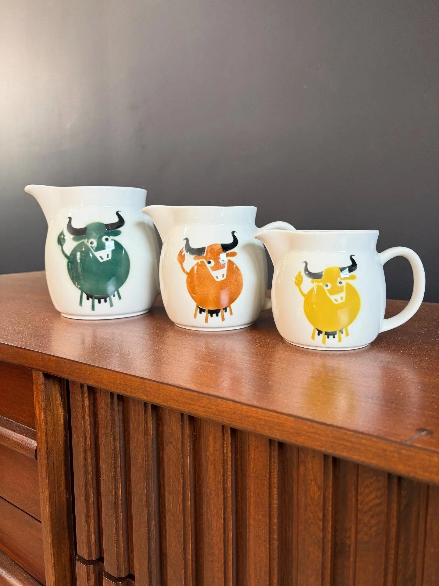 Three vintage 1960&rsquo;s Mid Century Danish Modern Arabia of Finland cow pitchers. ⁣
⁣
Price is for the set. ⁣
⁣
No chips, no cracks, no signs of use. Just straight up mooooo. ⁣
⁣
Banana for scale. ⁣
⁣
Green 6.5 H⁣
Orange 5.25 H⁣
Yellow 4.25 H⁣
⁣
P