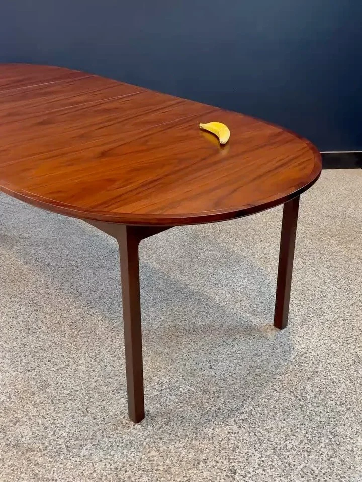 Restored vintage 1980&rsquo;s Mid Century Modern Honderich walnut oval expanding dining table. ⁣
⁣
Slightly newer model for Mid Century Modern. Outrageous grain. Seats eight. ⁣
⁣
I&rsquo;ve got a set of four matching cane back dining chairs listed se