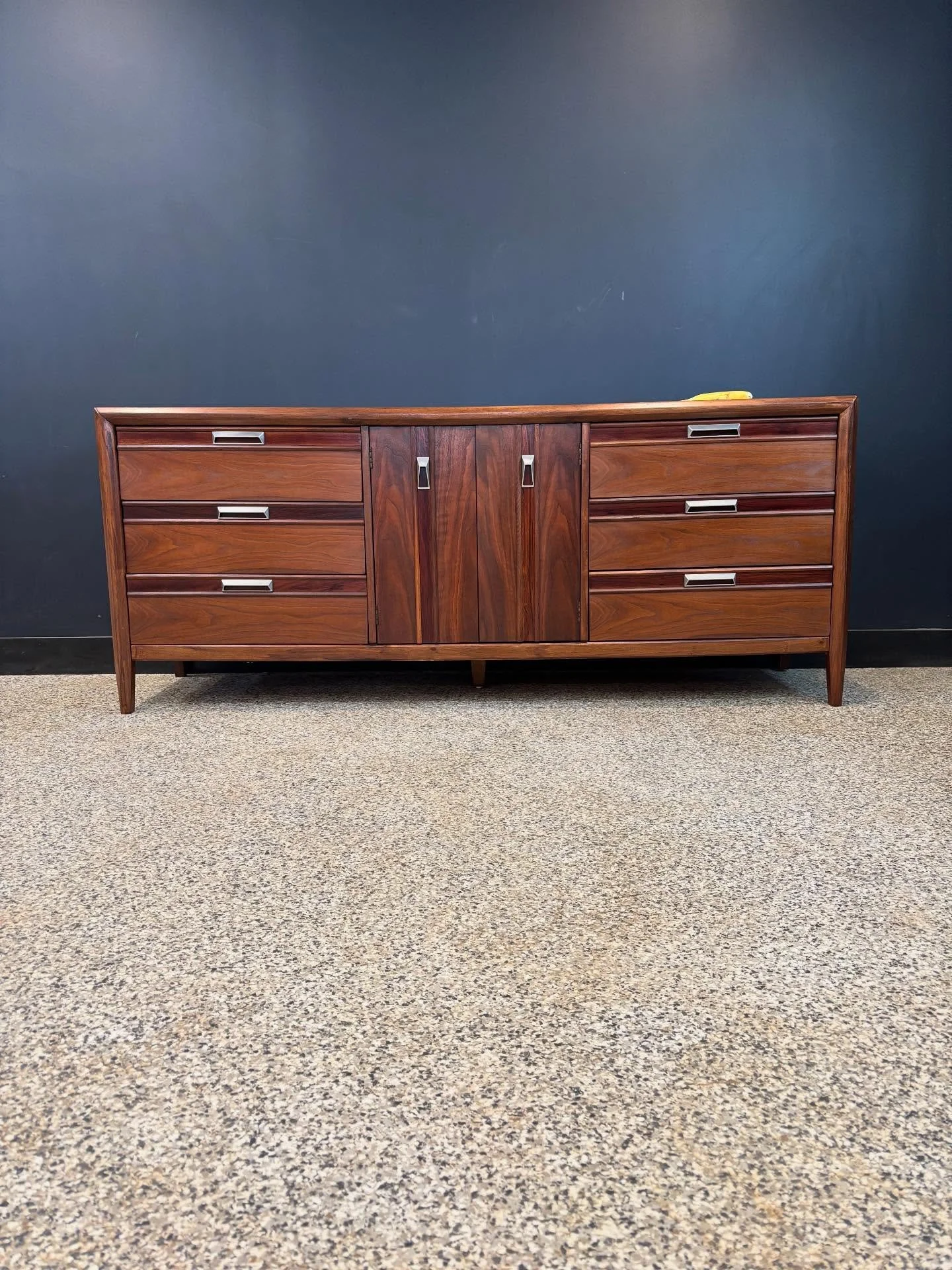 Restored vintage 1960&rsquo;s Mid Century Modern Thomasville walnut nine drawer triple dresser credenza. ⁣
⁣
Fully restored and drawers glide smoothly. Rich walnut veneer, chrome hardware and lots of storage. Thumbs up. ⁣
⁣
Banana for scale. ⁣
⁣
74 W