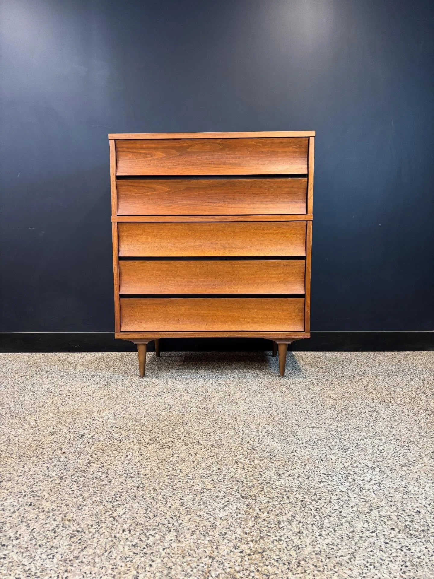 Vintage 1960&rsquo;s Mid Century Modern Johnson Carper Fashion Trend walnut five drawer highboy dresser. ⁣
⁣
Plant-friendly Formica top 🪴. In excellent vintage condition. Matching nine drawer triple dresser listed separately. ⁣
⁣
Banana for scale. ⁣