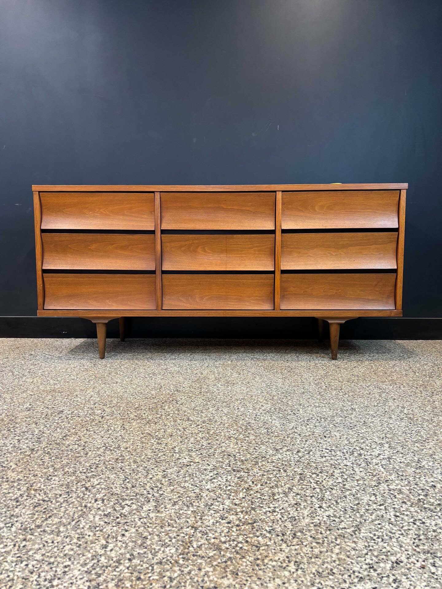 Vintage 1960&rsquo;s Mid Century Modern Johnson Carper Fashion Trend walnut nine drawer triple dresser. ⁣
⁣
Plant-friendly Formica top 🪴. In excellent vintage condition. Matching five drawer highboy listed separately. ⁣
⁣
Banana for scale. ⁣
⁣
62.5 