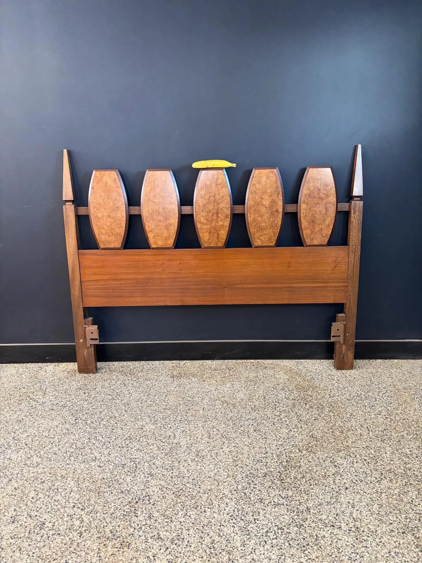 Vintage 1960&rsquo;s Mid Century Modern Young walnut &amp; burl wood full/queen headboard. ⁣
⁣
In excellent original condition. It&rsquo;s a full but can be converted to a queen with a kit. Use with either a thin boxspring or a thick mattress. ⁣
⁣
Ba