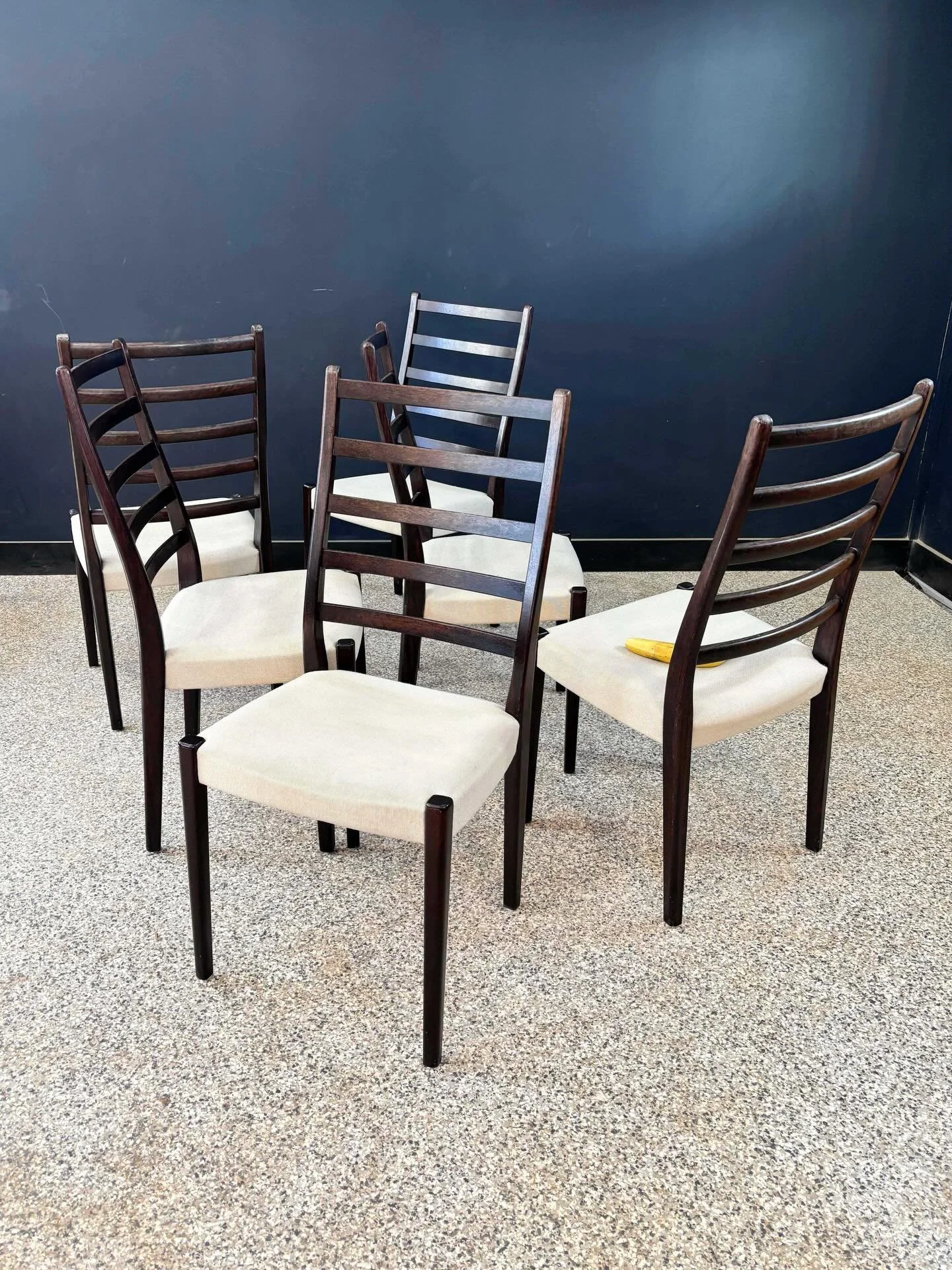 Set of six vintage 1960&rsquo;s Mid Century Danish Modern Svegards Markaryd of Sweden rosewood ladder back dining chairs. ⁣
⁣
In nearly pristine original condition. Solid, sturdy, lovely and comfy. Pull up a chair. ⁣
⁣
Banana for scale. ⁣
⁣
18 W x 16