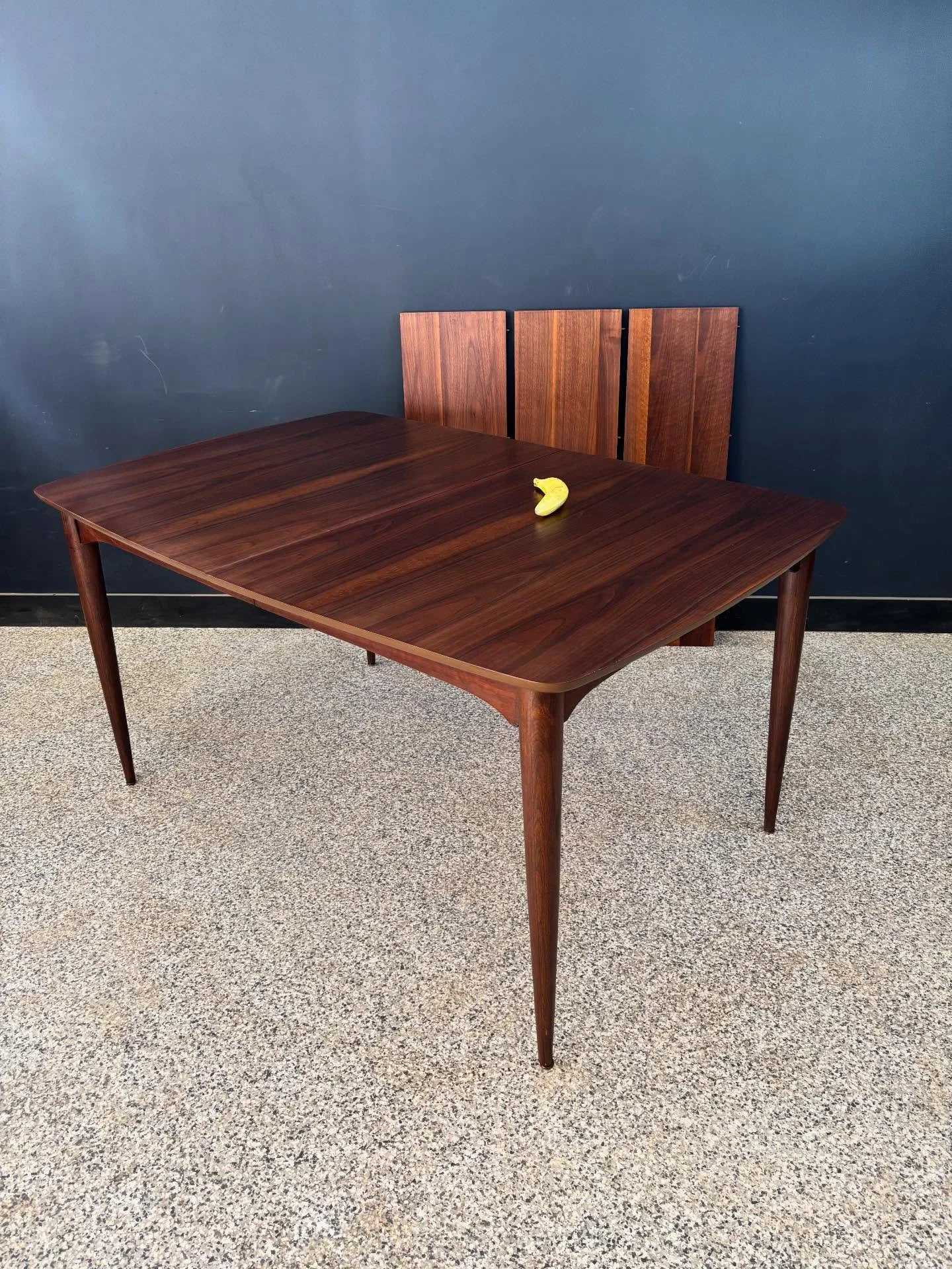 [sold] Restored vintage 1960&rsquo;s Mid Century Modern walnut surfboard expanding dining table. Unmarked. ⁣
⁣
Three leaves. Seats up to ten with and a comfy six without. Solid, sturdy, and a mile of lovely walnut veneer. ⁣
⁣
Banana for scale. ⁣
⁣
96