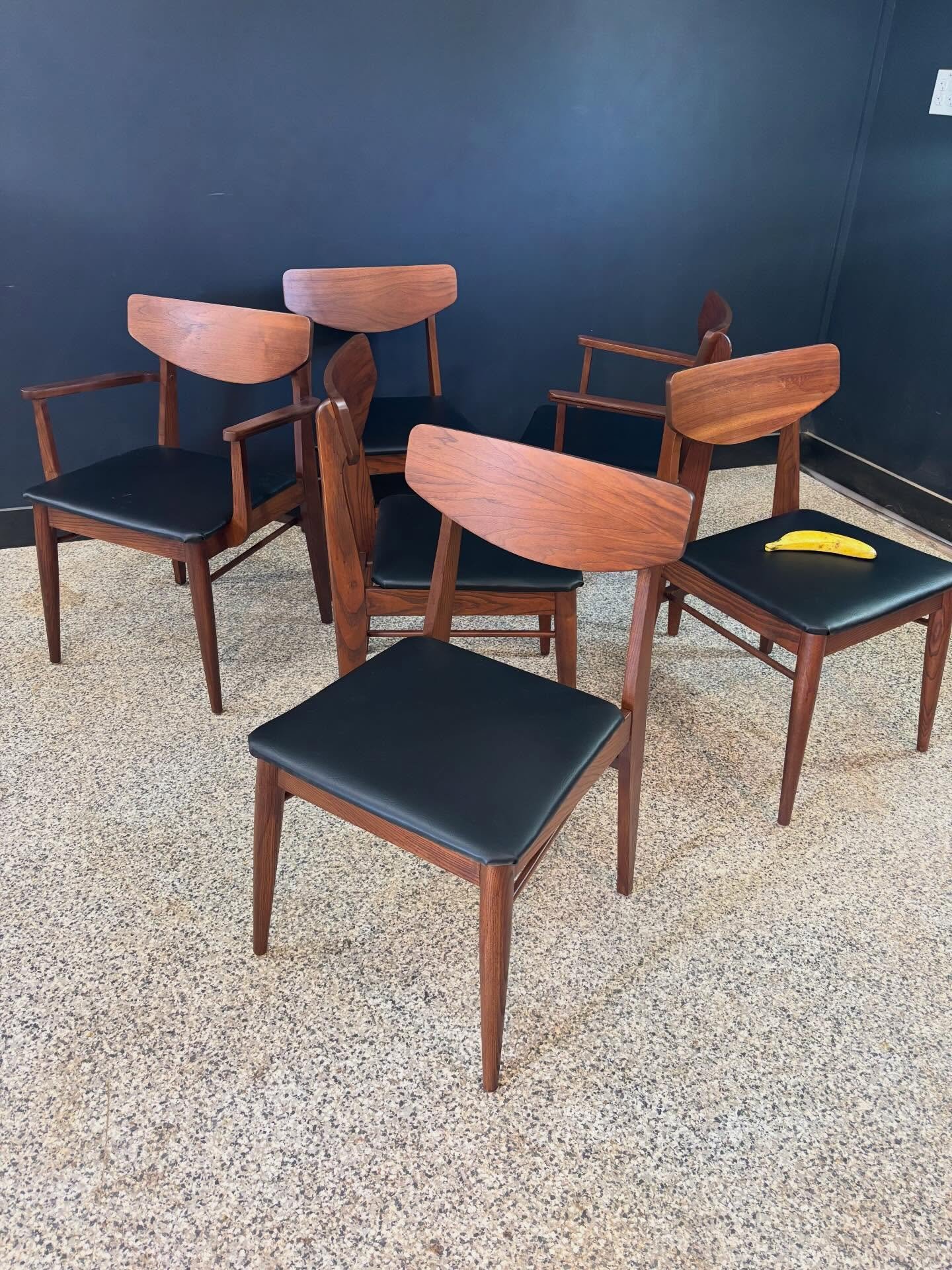 Six restored vintage 1960&rsquo;s Mid Century Modern Paul Browning for Stanley Furniture walnut dining chairs. ⁣
⁣
Four sides and two captains. Fully restored and seats redone with black vinyl. Party time. ⁣
⁣
Banana for scale. ⁣
⁣
Captains ⁣
22.25 W
