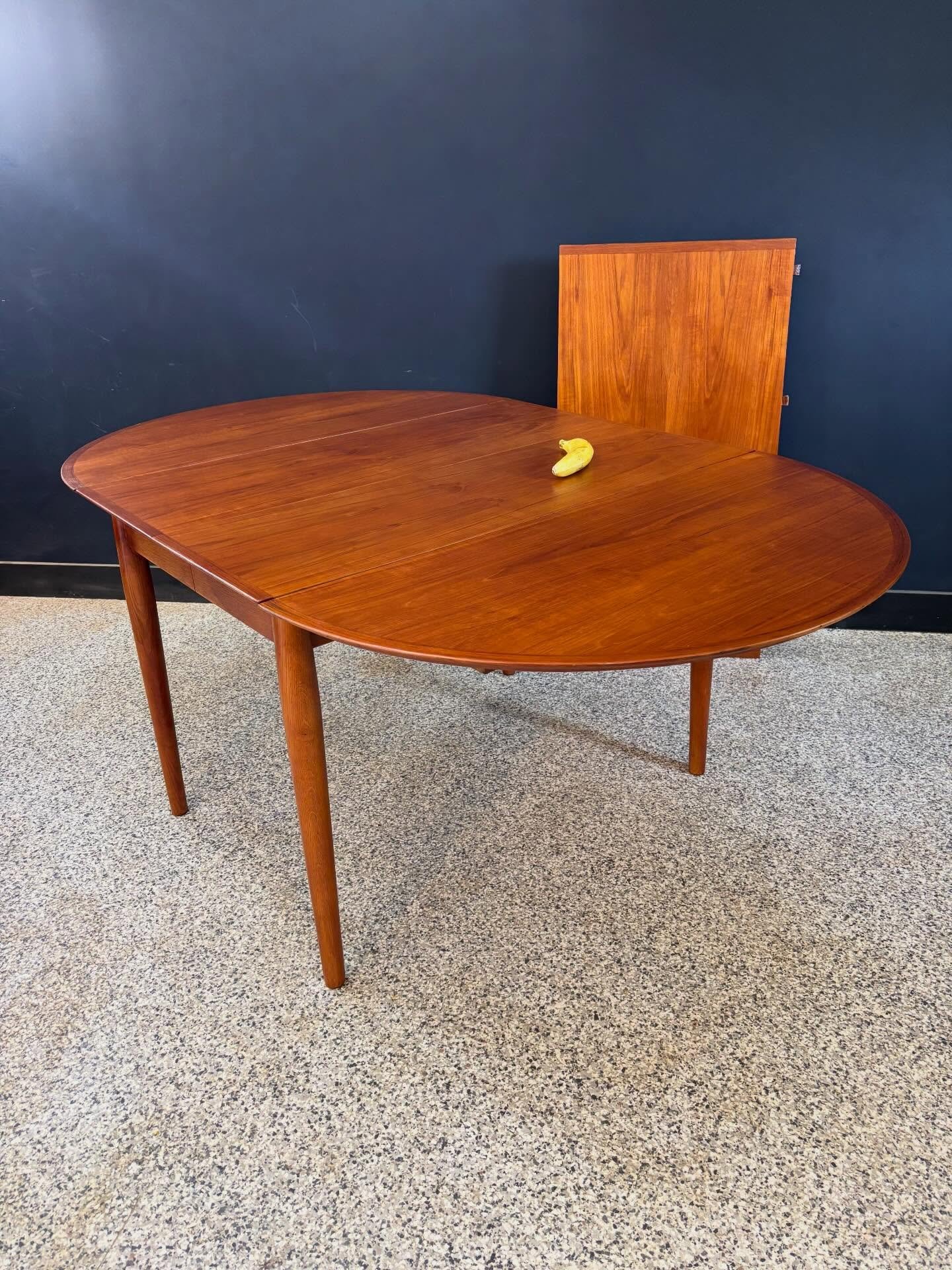 Restored vintage 1960&rsquo;s Mid Century Danish Modern Arne Vodder for Sibast M&oslash;bler teak drop leaf expanding dining table. ⁣
⁣
Seats a very roomy six with the leaf, plus she&rsquo;s pretty wide. ⁣
⁣
Banana for scale. ⁣
⁣
91.75 W x 41.5 D x 2