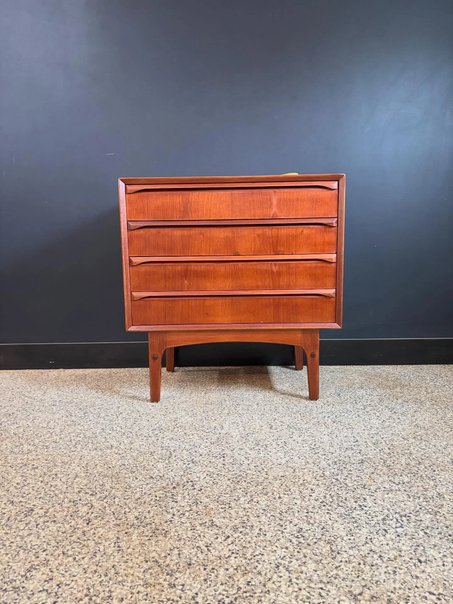 Restored vintage 1970&rsquo;s Mid Century Danish Modern teak four drawer case dresser. Unmarked. ⁣
⁣
Larger than your average nightstand and smaller than your average dresser. It&rsquo;s a Goldilocks. ⁣
⁣
Banana for scale. ⁣
⁣
29.5 W x 17.25 D x 30.7