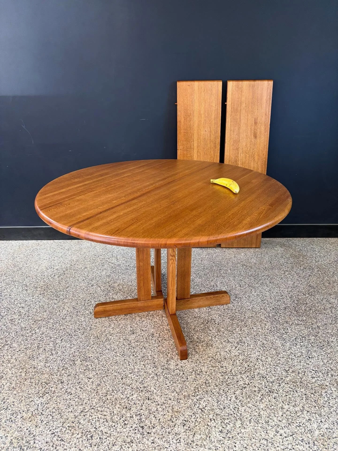 [sold] Restored vintage 1970&rsquo;s Mid Century Modern solid oak round expanding dining / kitchen table. ⁣
⁣
Super heavy, not an inch of veneer, and dying to be paired with some ferns in macrame hanging baskets. Seats a snug six with both leaves. ⁣
