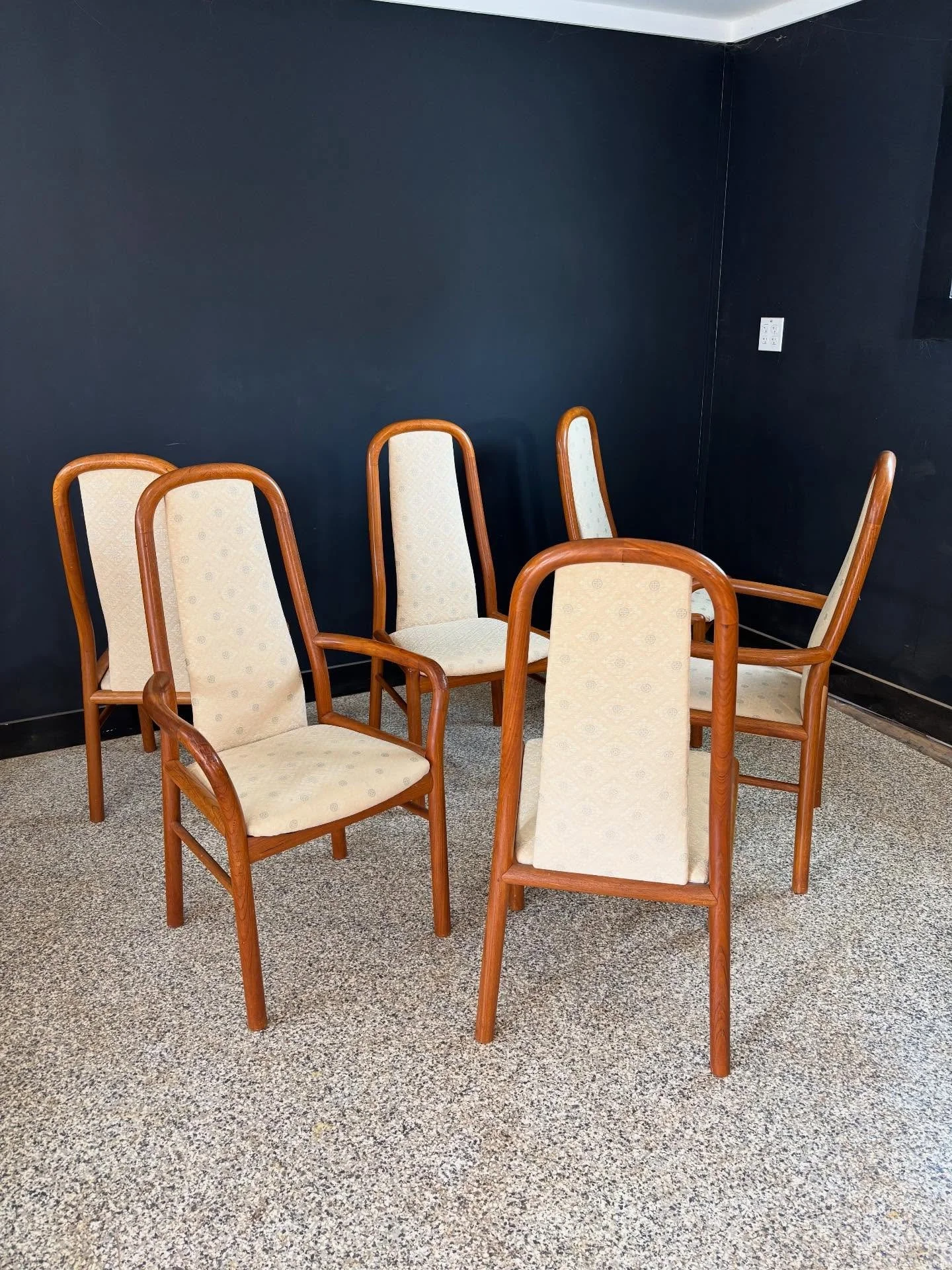 [sold] Six vintage 1970&rsquo;s Mid Century Danish Modern Boltinge teak high back dining chairs. ⁣
⁣
Four sides and two captains. Price is for the set.⁣
⁣
In excellent vintage condition. Joints are tight and frames and finish are in very good shape. 