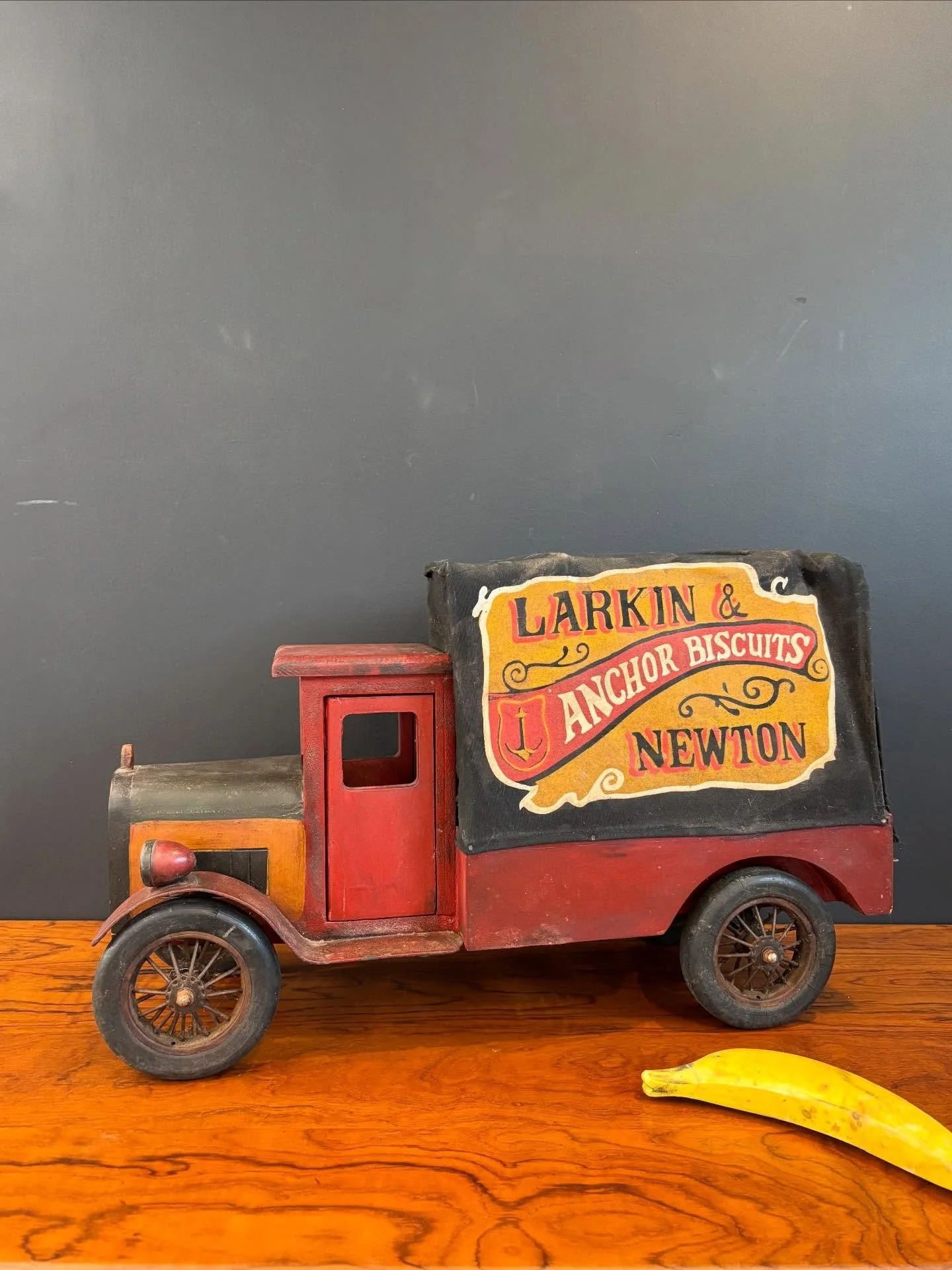 Antique 1920&rsquo;s Larkin &amp; Newton Anchor Biscuits wooden delivery truck store display. ⁣
⁣
Put your biscuits in the back, if you know what I mean. (I don&rsquo;t know what I mean.)⁣
⁣
Banana for scale. ⁣
⁣
25 W x 9 D x 15.5 H⁣
⁣
Pick-up in Bev