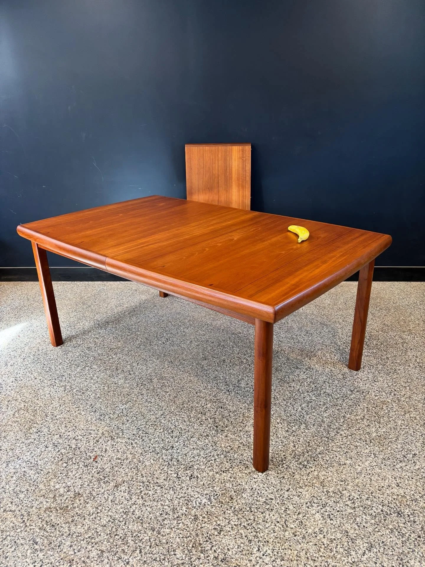 [sold] Restored vintage 1970&rsquo;s Mid Century Danish Modern teak boat-shaped expanding dining table. Unmarked. ⁣
⁣
Super chunky and extra solid. Seats eight with the leaf. ⁣
⁣
Banana for scale. ⁣
⁣
82 W x 41 D x 29 H with leaf ⁣
64.75 W without le