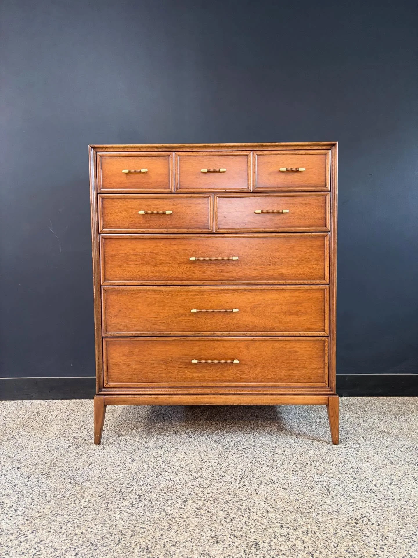 [sold] Vintage 1960&rsquo;s Mid Century Modern five drawer highboy dresser. Unmarked. ⁣
⁣
In excellent vintage condition, cleaned up and shot with a fresh coat of lacquer. Broyhill level construction and pretty sweet pulls. ⁣
⁣
Banana for scale. ⁣
⁣
