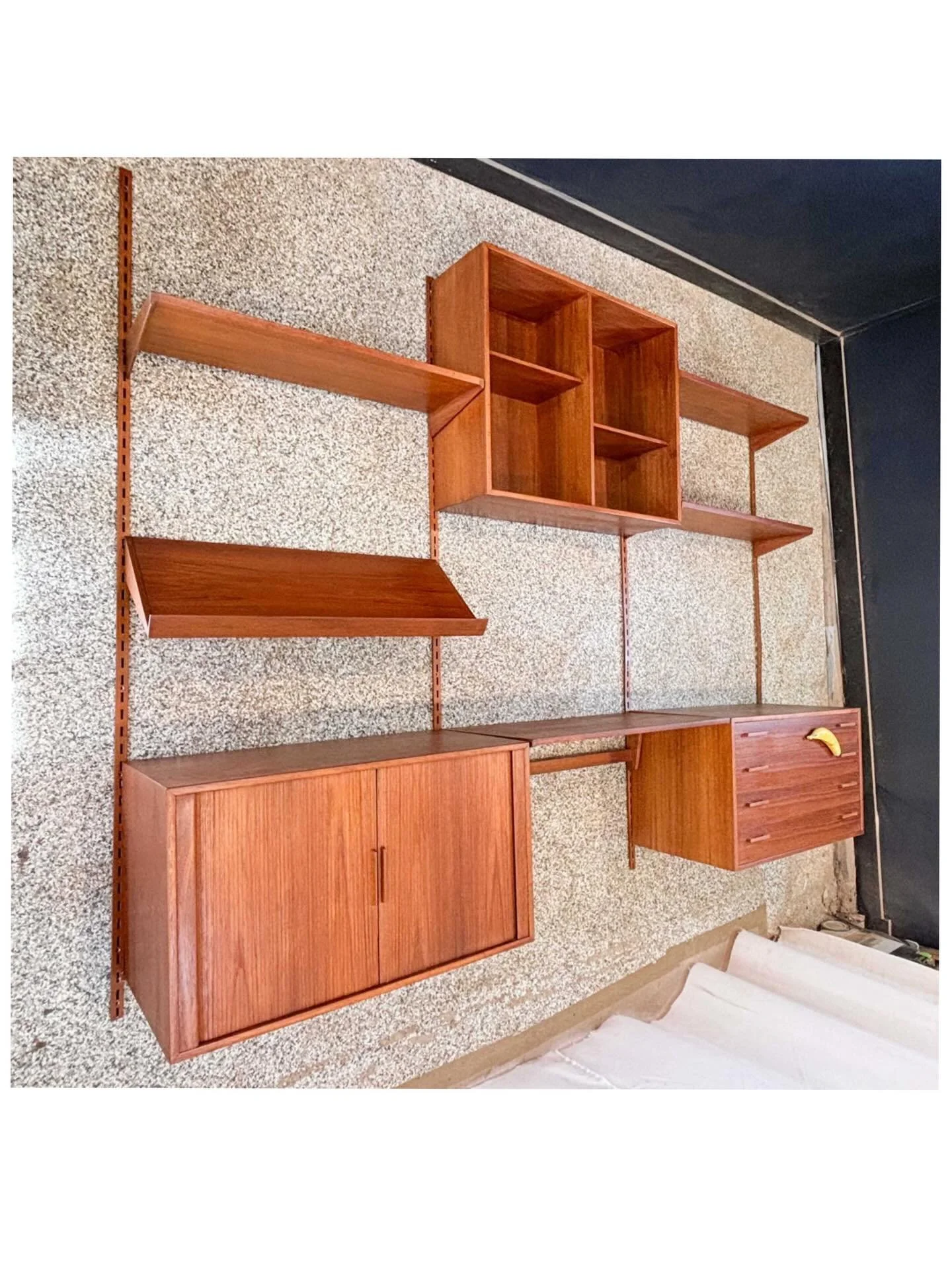 [sold] Restored vintage 1970&rsquo;s Mid Century Danish Modern Kai Kristiansen for Feldballes M&oslash;belfabrik teak three bay wall system. ⁣
⁣
Fully restored and ready to hang. ⁣
⁣
Pieces include: ⁣
Four wall tracks⁣
Three shelves⁣
Magazine rack⁣
B
