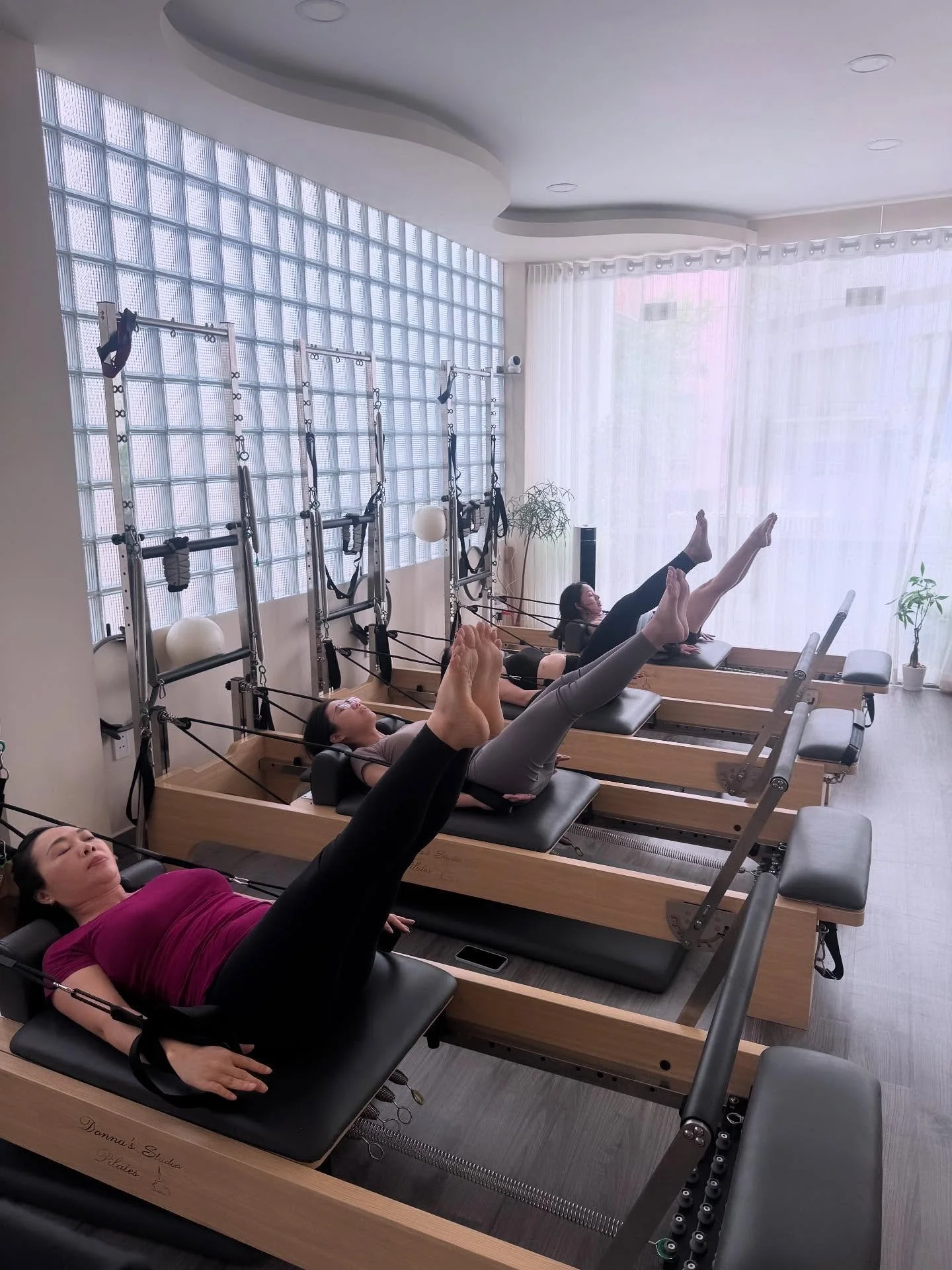 The Hundred &ndash; b&agrave;i tập signature của Pilates.
Khởi động to&agrave;n bộ cơ thể, đ&aacute;nh thức nh&oacute;m cơ l&otilde;i v&agrave; tăng sức mạnh phần core bụng.
Một khởi đầu kh&ocirc;ng thể thiếu trong mọi buổi tập tại Ori Pilates.
#OriP