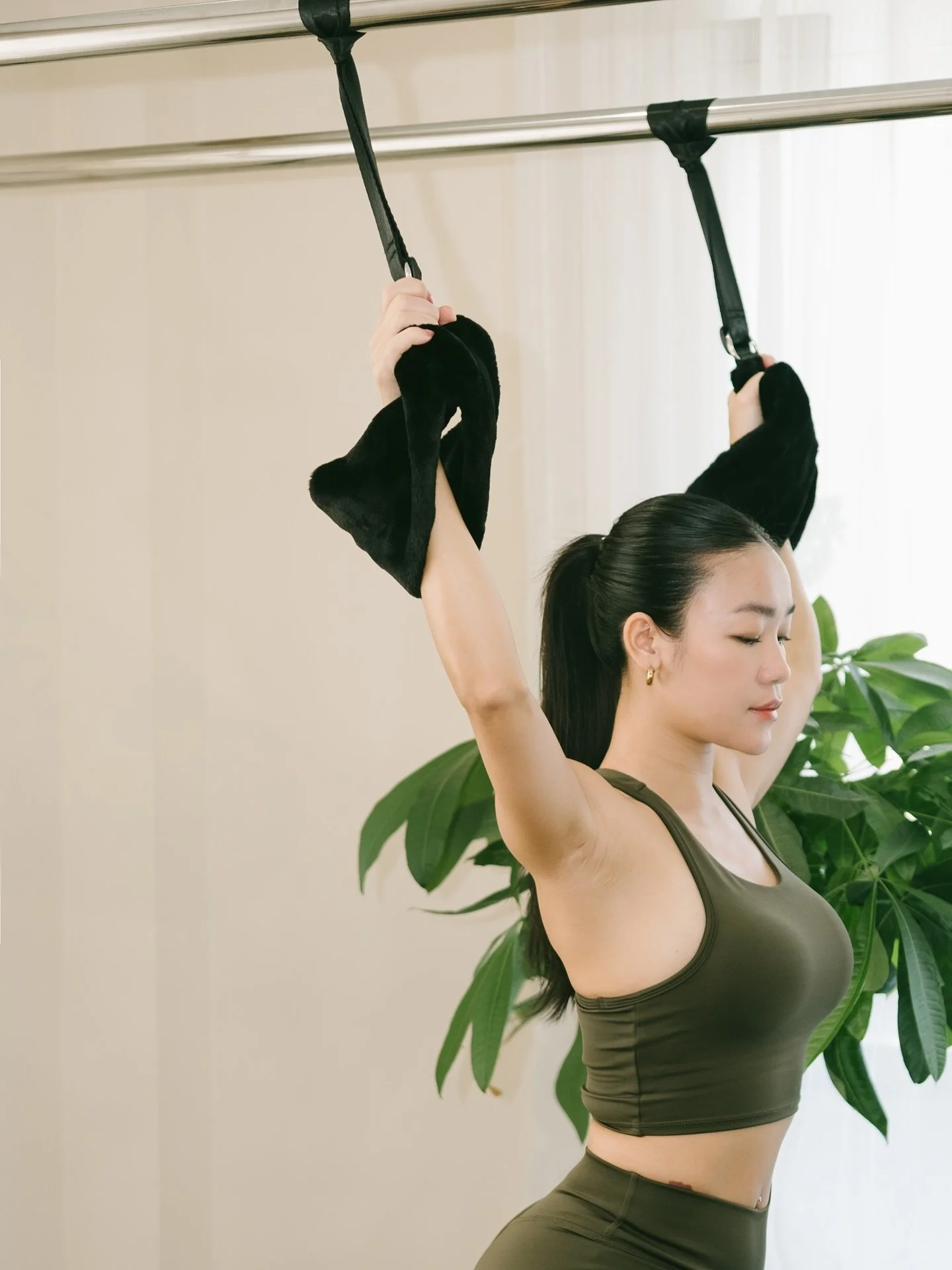 ⸻

Khi lồng ngực mở ra,
cơ thể bắt đầu trẻ h&oacute;a từ gốc rễ.

Hơi thở s&acirc;u hơn.
Cột sống được giải ph&oacute;ng.
Hệ thần kinh dịu lại.

Kh&ocirc;ng phải để ưỡn cho đẹp,
m&agrave; để cơ thể trở về trạng th&aacute;i c&acirc;n bằng tự nhi&ecirc