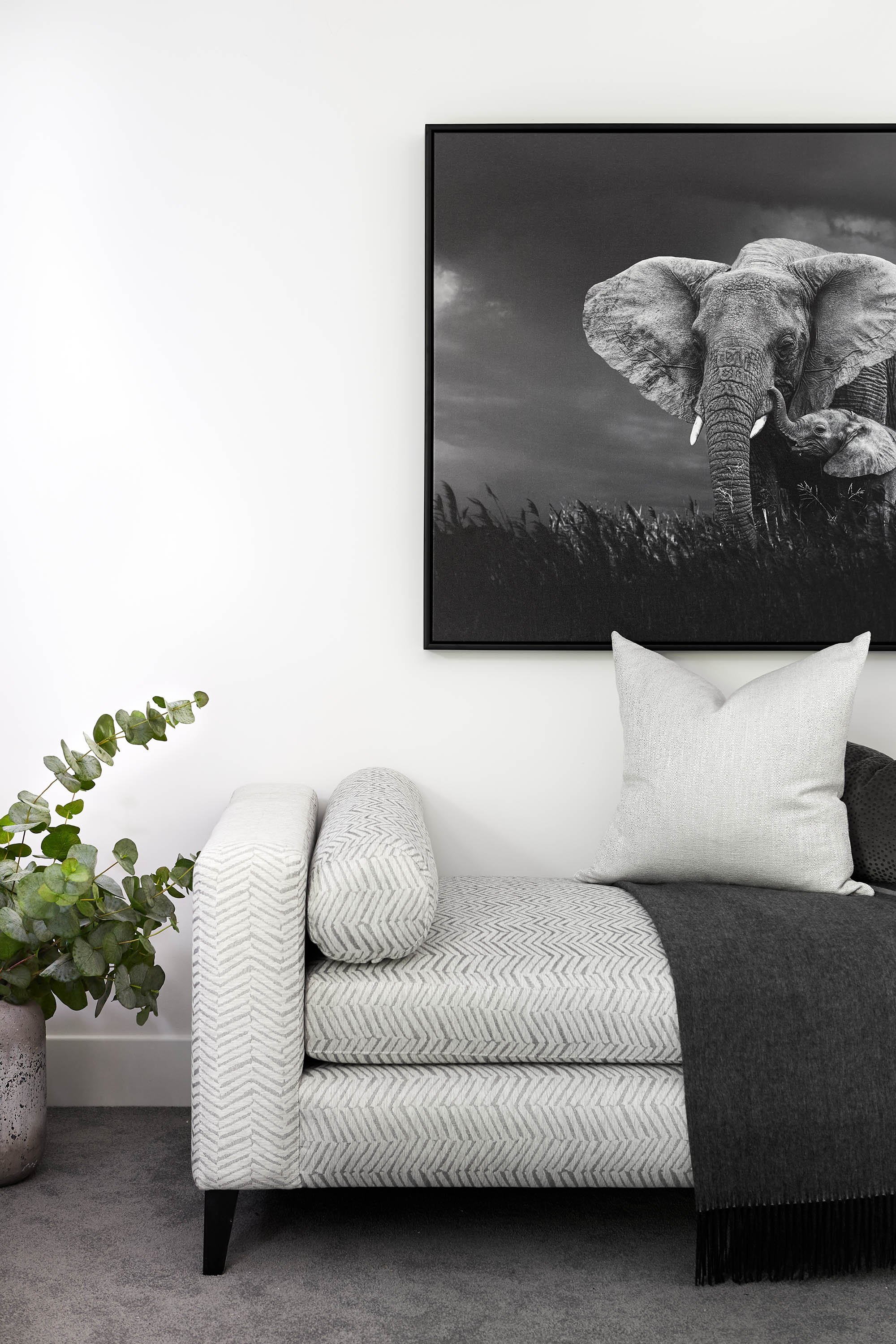 Contemporary living room with daybed styling by Mandy Alice, Byron Bay interior designer — luxury apartment interior design, Coogee Sydney.