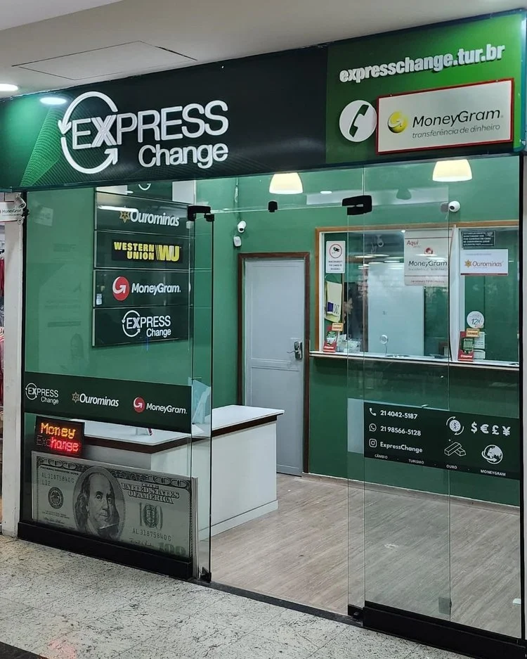 Loja Express Change em um shopping, especializada em câmbio, com marcas como MoneyGram e Western Union em destaque.
