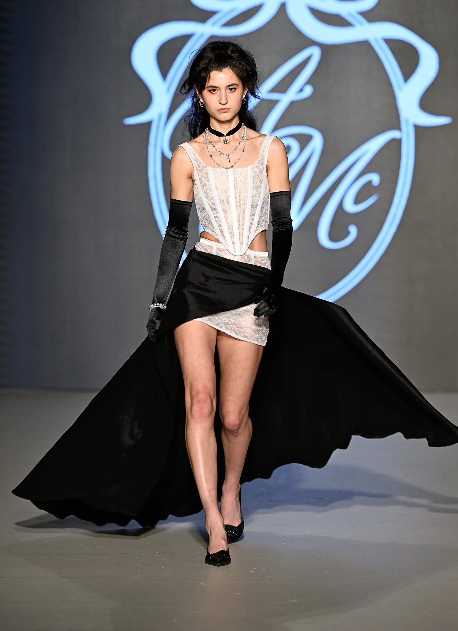 Look 5 worn by Bella