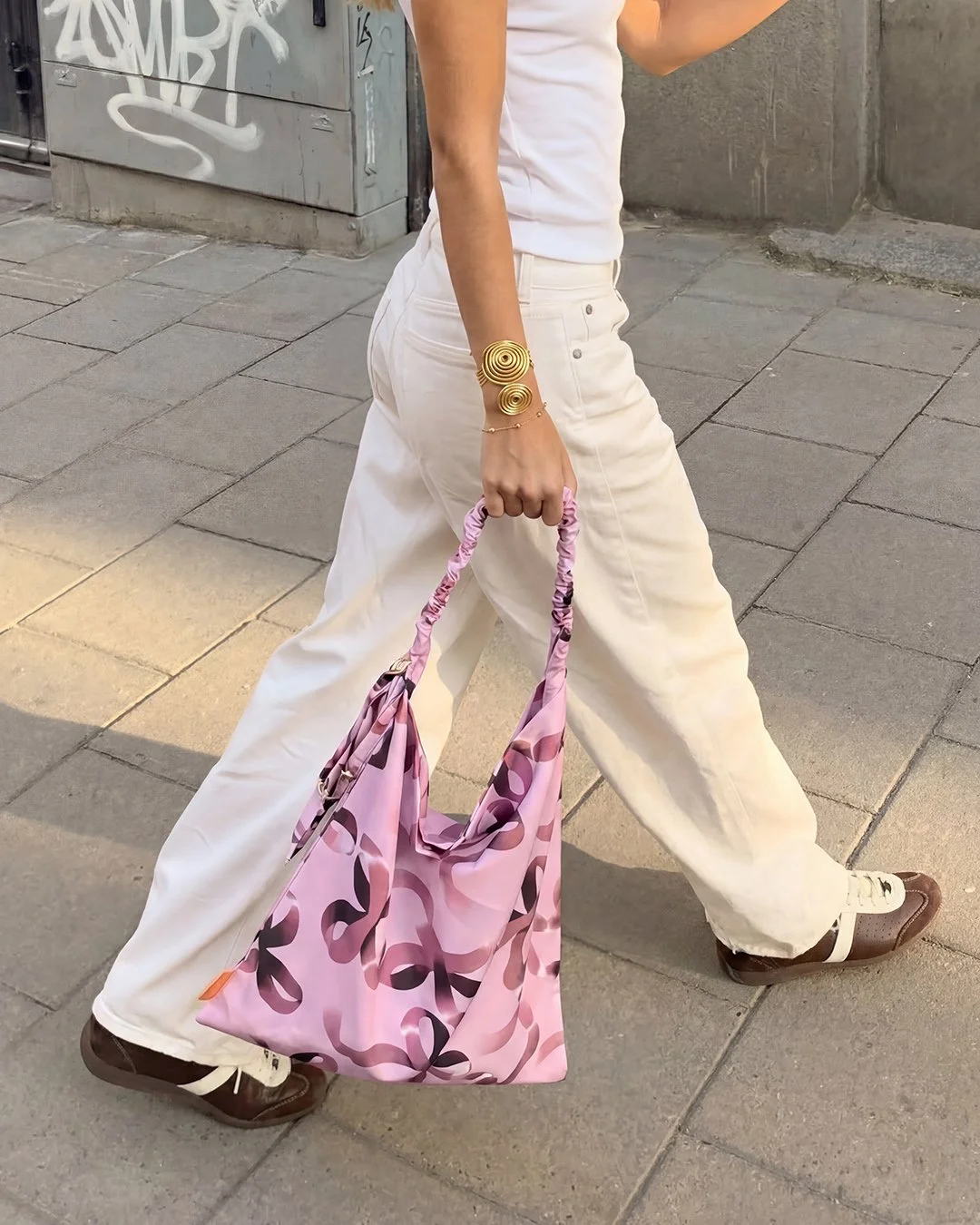 women_pinkbag2.jpg