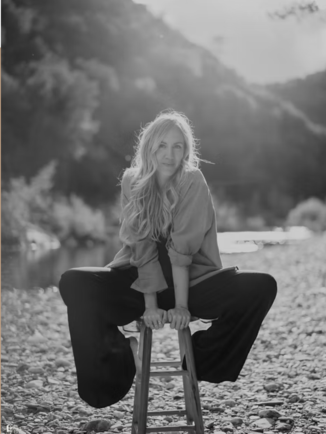 Elodie Leclerq assise sur un tabouret en pleine nature