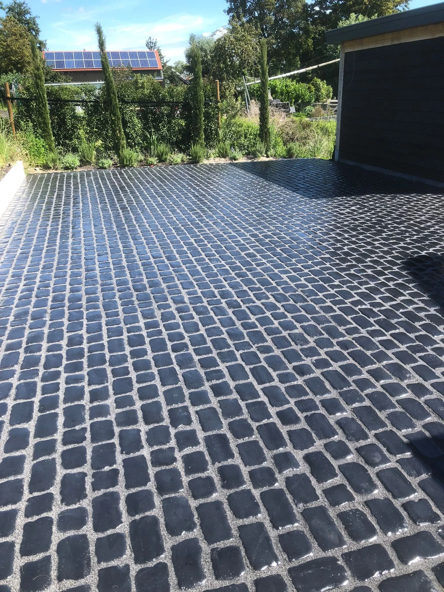 Eswin Tuinaanleg zwarte stenen.jpg