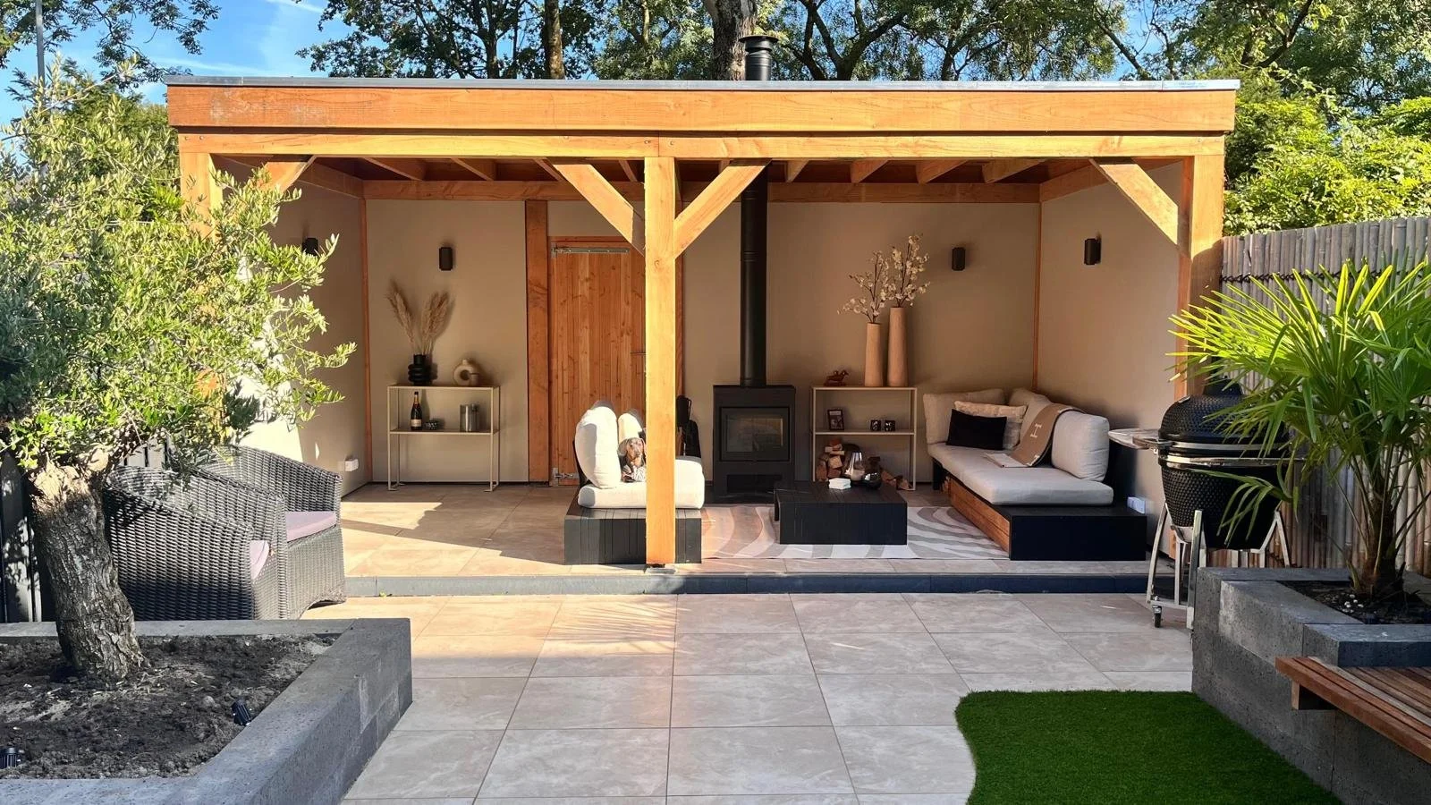 Eswin Tuinaanleg overkapping + plantenbak + tegels.jpg