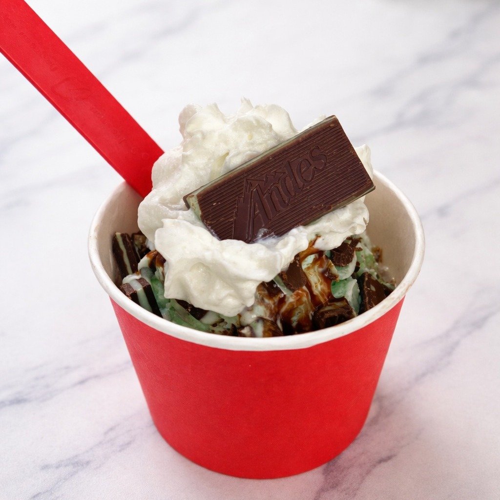 Mint chocolate lovers &mdash; this one&rsquo;s for you 💚 
Mint Chocolate Chip Ice Cream, Smothered in Chocolate Sauce, Crushed Andes Mints and topped with whipped cream and an Andes Mint! 🤤
#icecream