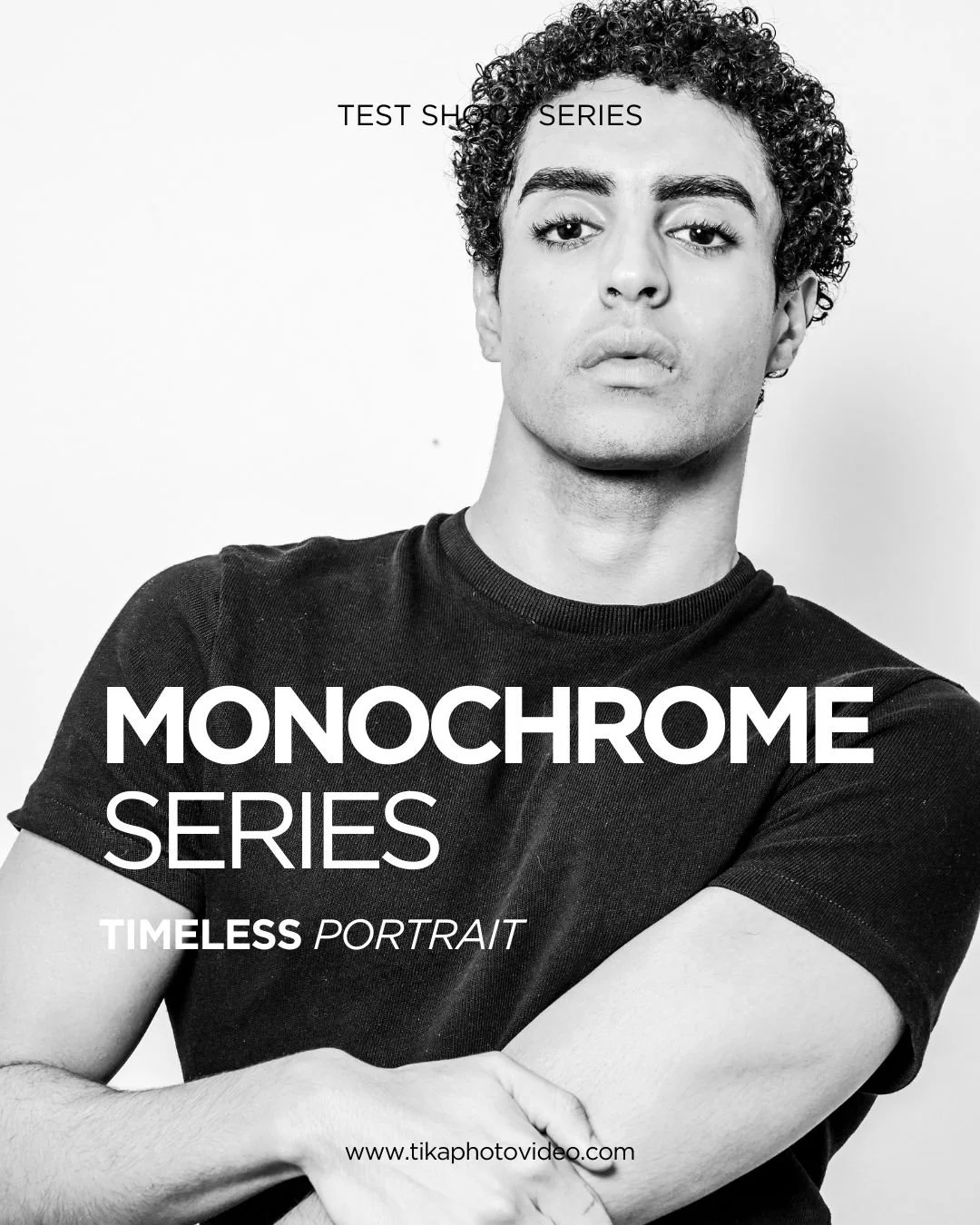 Portrait en noir et blanc d'un New Face avec des cheveux bouclés, portant un t-shirt noir, avec le texte "Monochrome Series" et "Timeless Portrait".