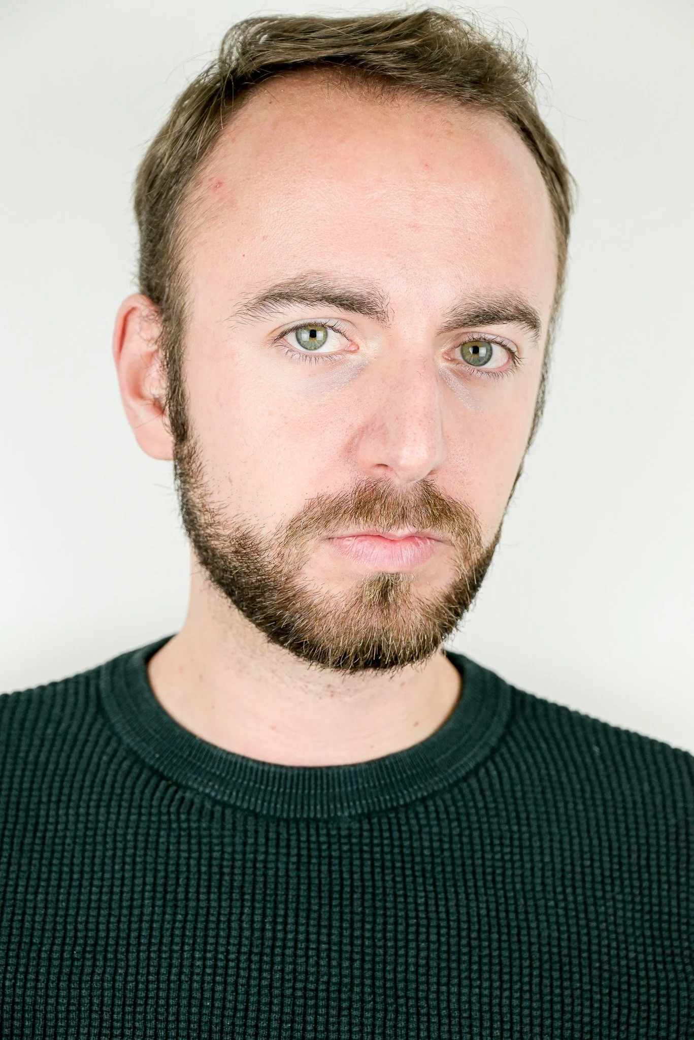 Photo de comédien avec stylisme neutre et fond épuré, évitant les distractions visuelles pour un book acteur professionnel