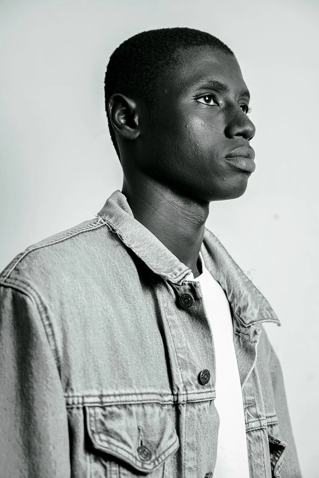 Portrait serré mannequin homme noir et blanc mode paris