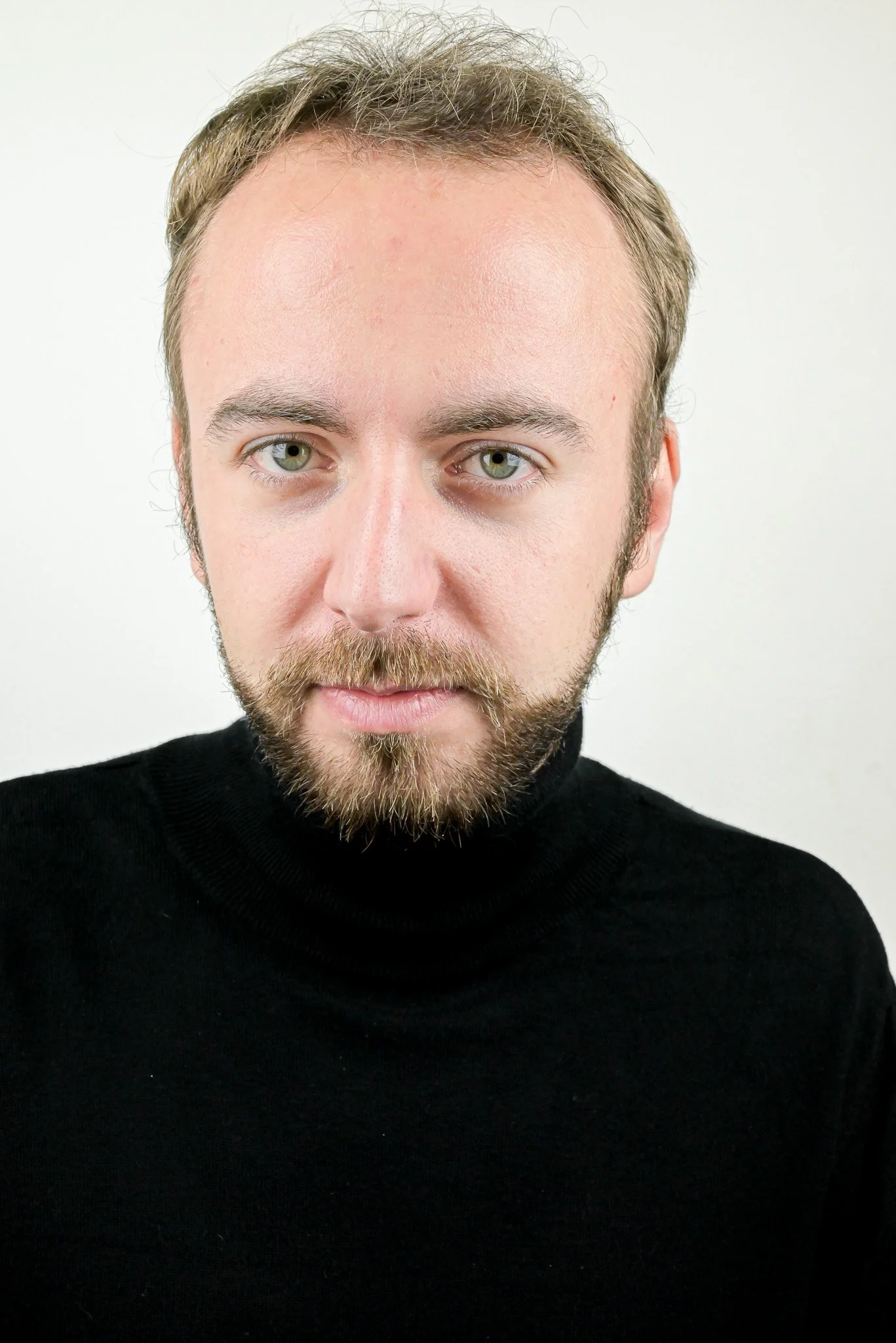 Portrait naturel de comédien sans retouches excessives pour casting Paris, respectant la ressemblance absolue demandée par les agents.