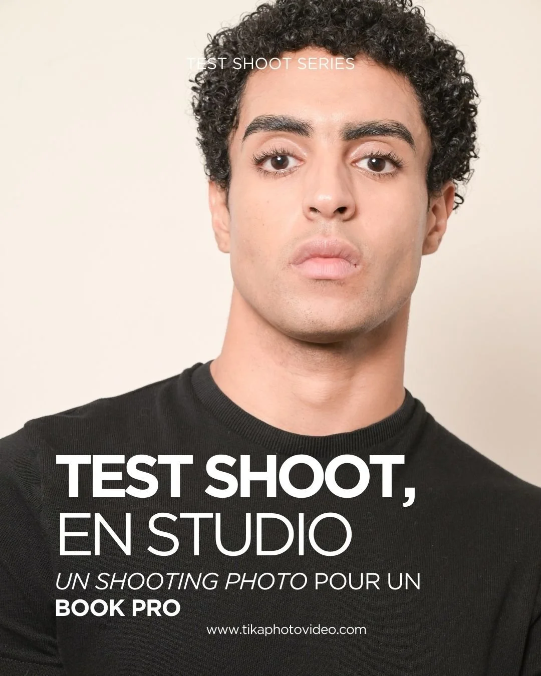 Un portrait d'un New Face avec des cheveux bouclés noirs portant un t-shirt noir, texte superposé mentionnant une série de prises de vue en studio pour un book professionnel, avec un fond neutre beige.