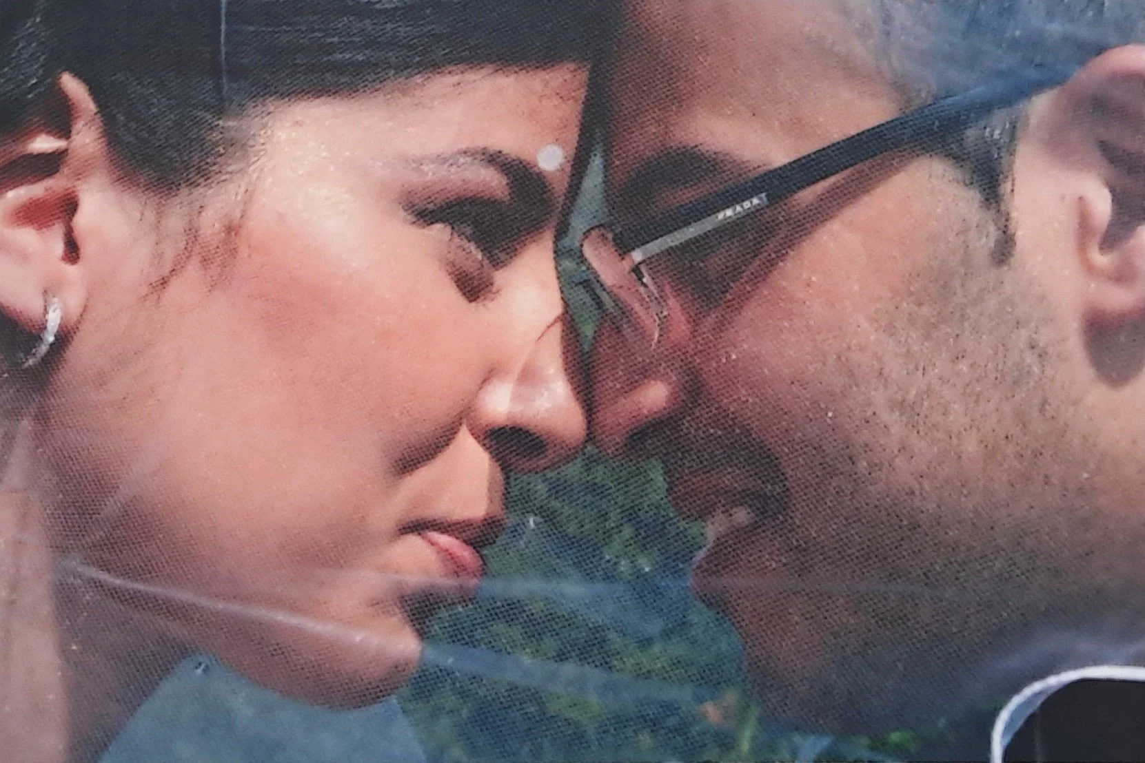 Une femme et un homme avec les fronts touchés, yeux fermés, une scène intime et émotionnelle.