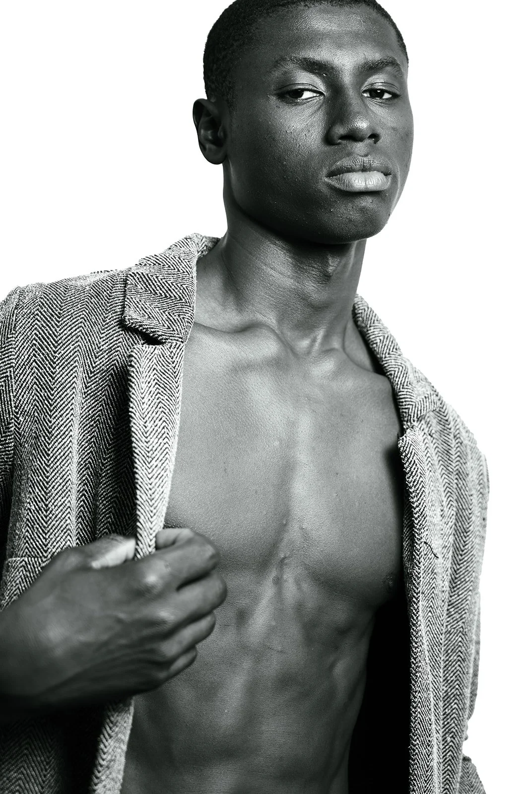 Portrait serré mannequin homme noir et blanc photographe mode paris