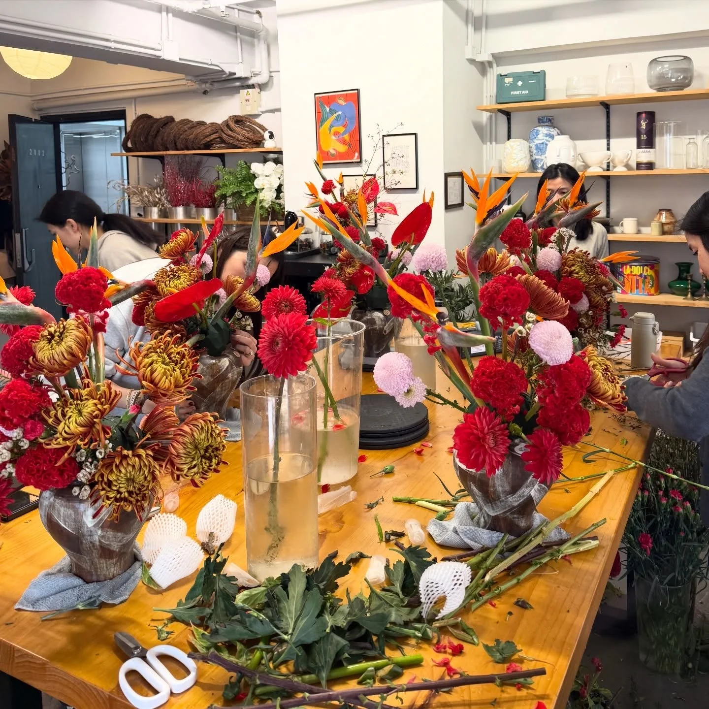 每到年三十晚晏晝，街上趕著回家的腳步節奏都會逐漸加快，有人捧著鮮花有人在回家路上趕在最後一刻能買上一點年貨，又或是順道加添兩樣鎹。節慶的氣氛讓團聚更添溫暖💫 很享受和各位一起一邊為家人添置年花，一邊在工作室度過歡樂的下午