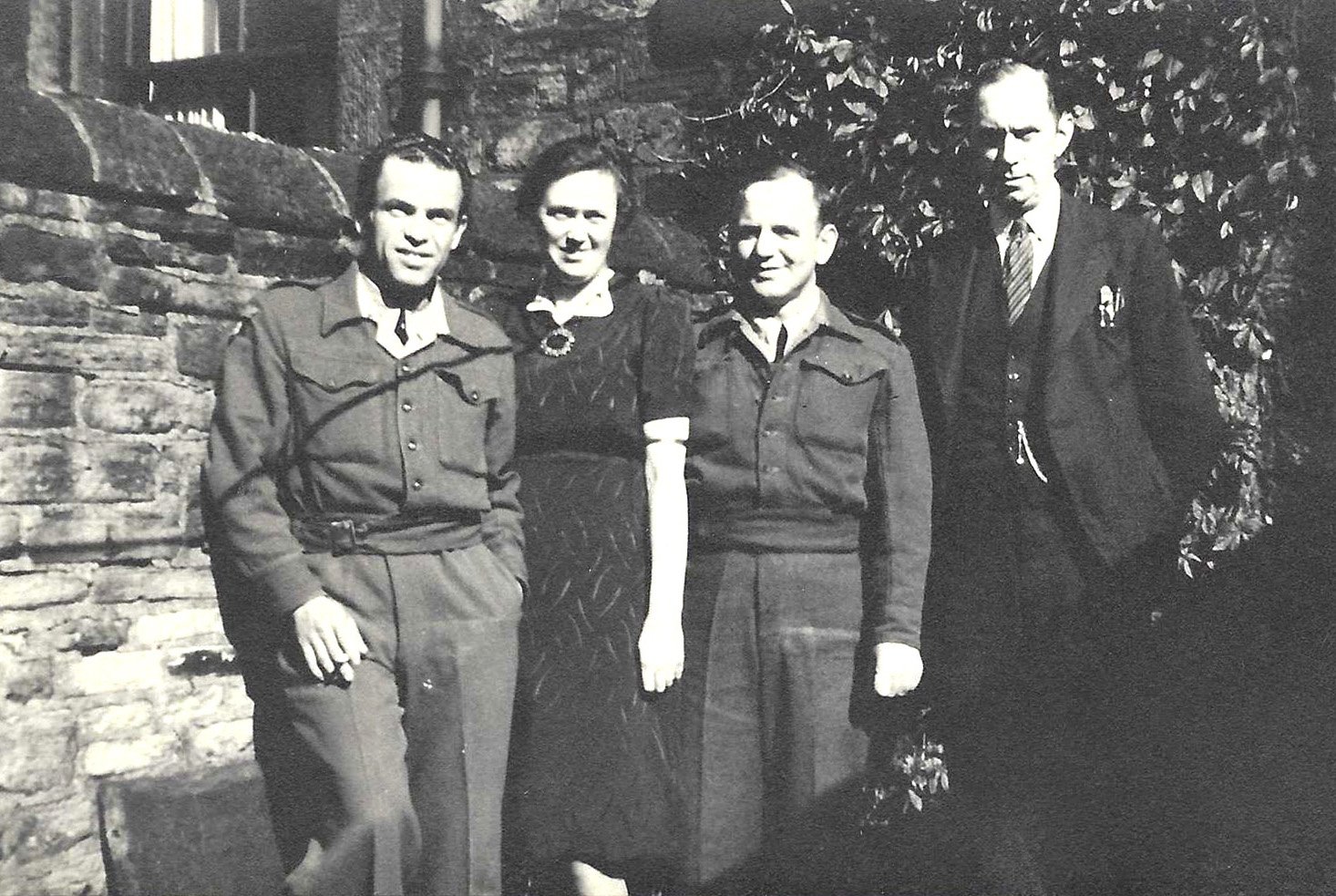 1945: Assunto Micheloni e Domenico Chiocchetti,con Barbara e David Harvey e a Skipton (Yorkshire).