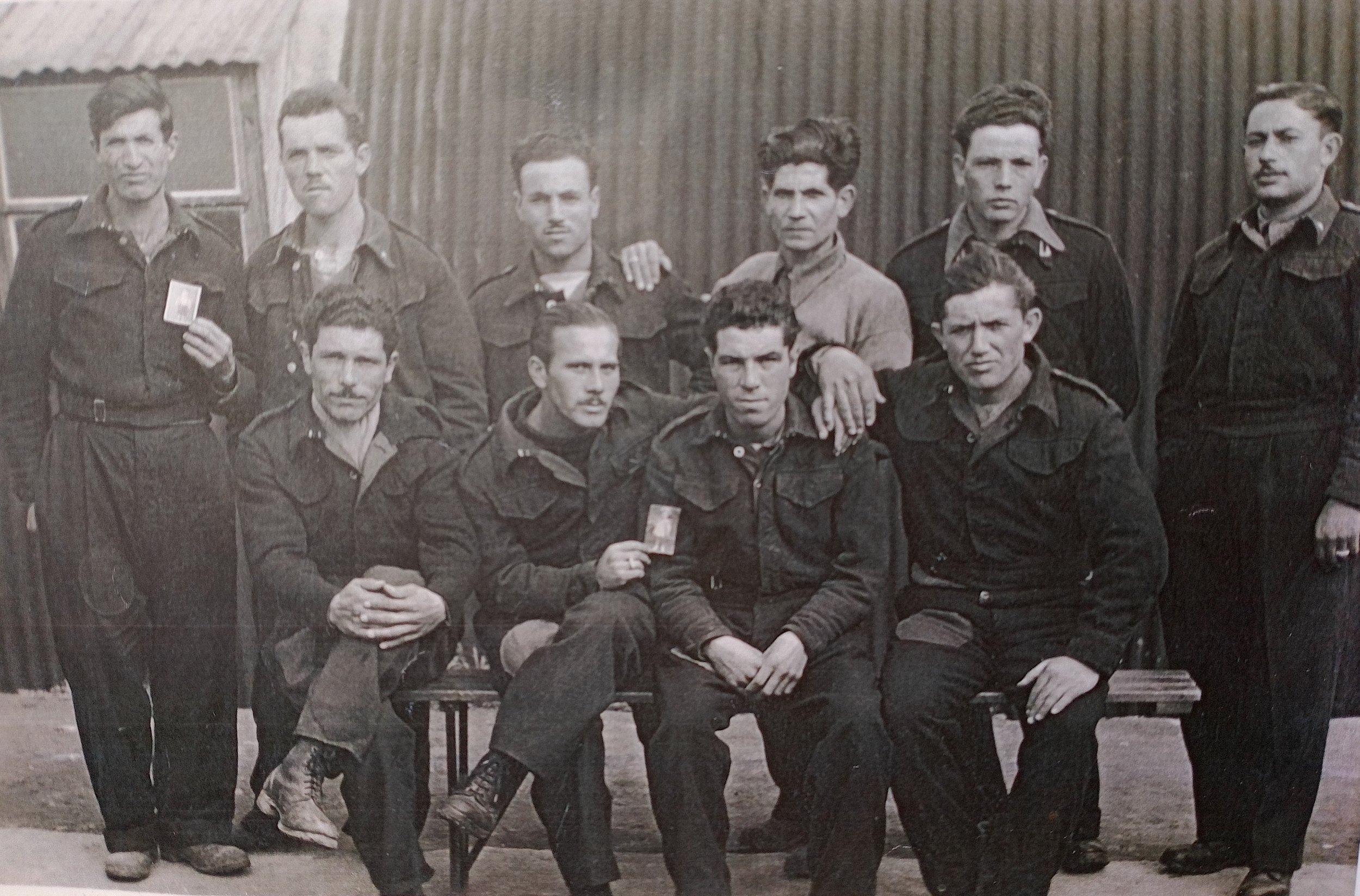 Prigionieri di Guerra presso una baracca del Campo 60: il terzo da sinistra in piedi è Giuseppe Pappalardo.