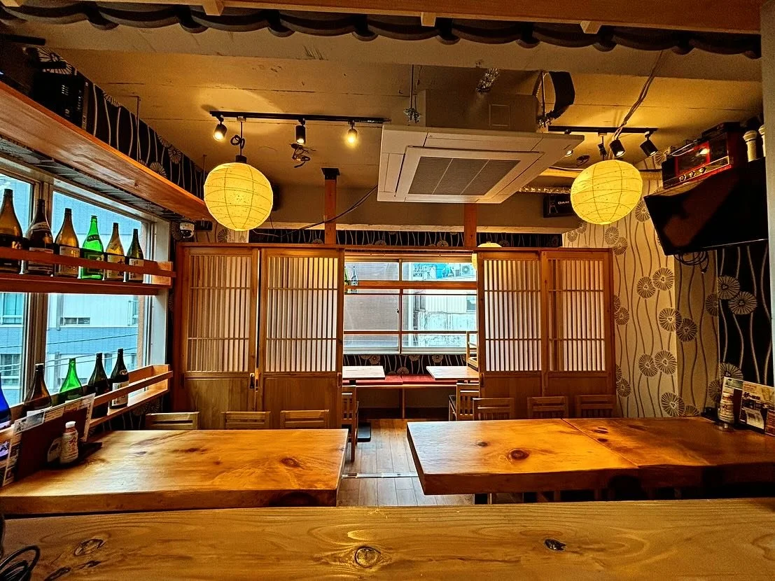 新橋　居酒屋　　

&hellip;&hellip;&hellip;内装工事＆デザイン&hellip;&hellip;&hellip;

Designed by  @roots.house_design 

和のテイストを基調とした内装デザインとなっております
.
.
.
.
.
.
.
.
.
.
.
.
.
.
#RootsHouse
#店舗 #店舗内装 #内装工事 #施工事例 
#内装デザイン  #設計施工 #店舗リノベーション 
#storedesign #interiordesign 