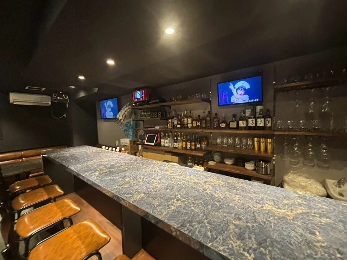 新橋 BAR 内装工事　施工事例

Designed by @roots.house_design 
&hellip;&hellip;&hellip;&hellip;&hellip;&hellip;&hellip;&hellip;&hellip;&hellip;&hellip;&hellip;&hellip;&hellip;&hellip;&hellip;.
[Roots House]ではお持ちの家具や装飾品に合わせた内装デザインのご提案もしております。
1からのデザインも得意としております！
