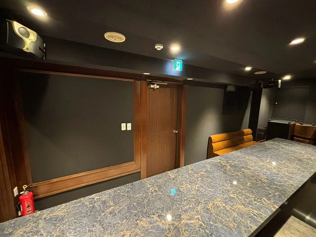 新橋 BAR. 内装工事
Designed by @roots.house_design 
.
.
.
.
.
.
.
.
.
.
.
.
.
.
#RootsHouse
#店舗 #店舗内装 #内装工事 #施工事例 
#内装デザイン  #設計施工 #店舗リノベーション 
#storedesign #interiordesign  #construction 
#renovation  #renovationproject