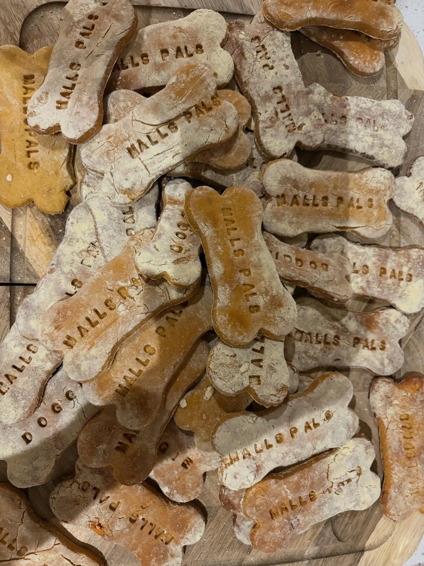 Mall&rsquo;s Pals crew making some delicious grain free doggie biscuits for this years Christmas presents 💝💖🐶🐾🎁 

We still have some to deliver! 🤣 

But hope you&rsquo;ve enjoyed them 🙌🏽not gonna lie the amount of time these took was waaaay l