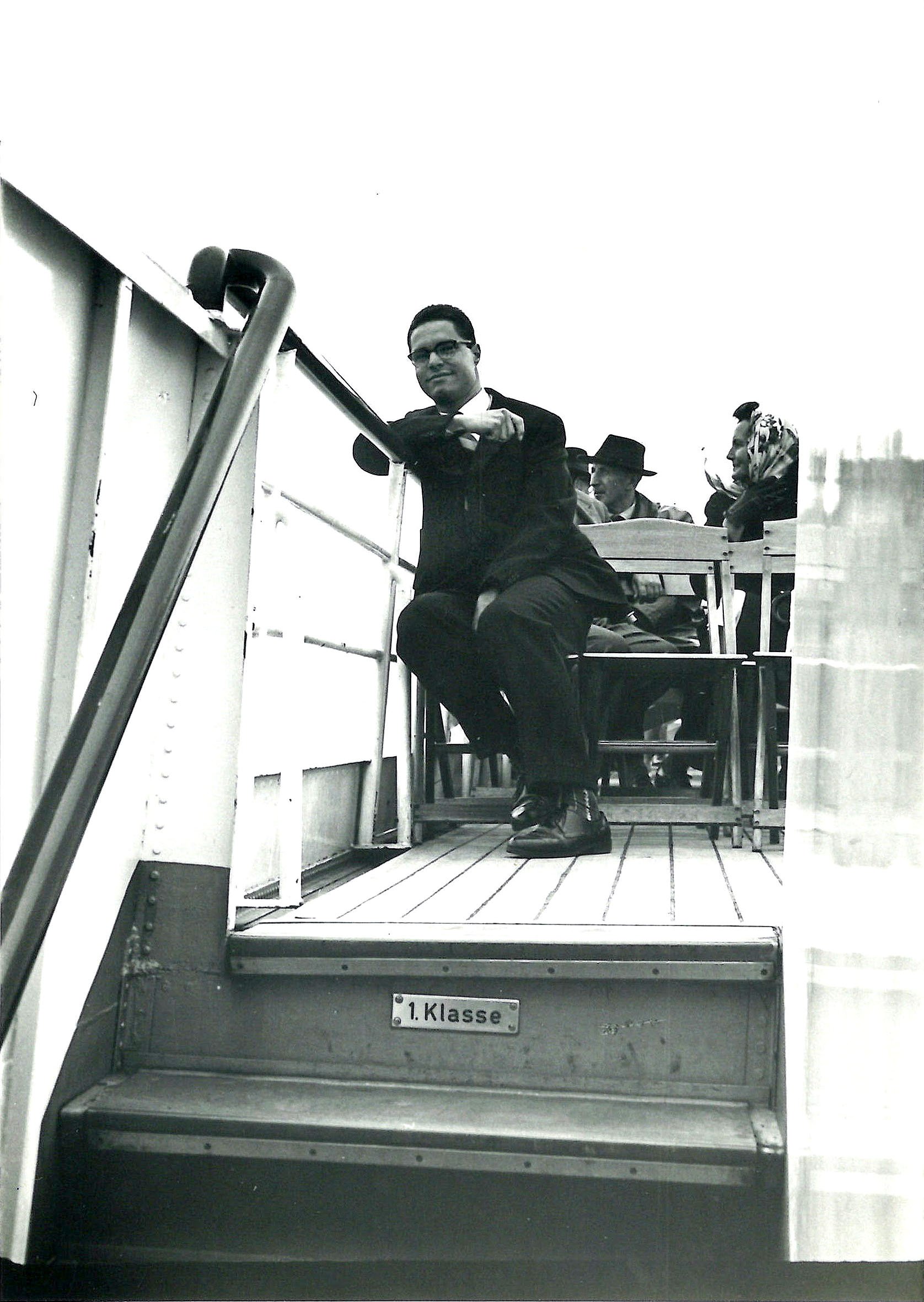 Heinz Sulger Büel als Passagier auf dem Flussraddampfer Schaffhausen. Um 1956.