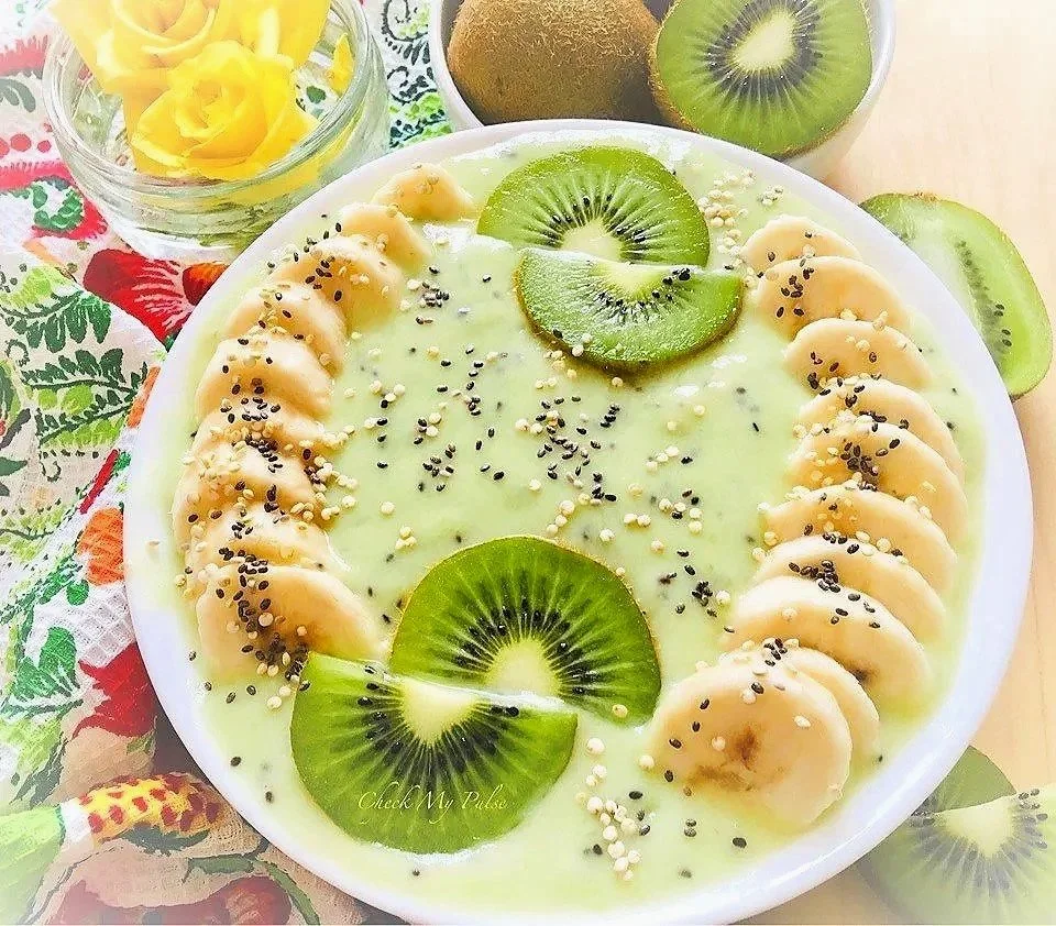 Kiwi and Banana Smoothie Bowl