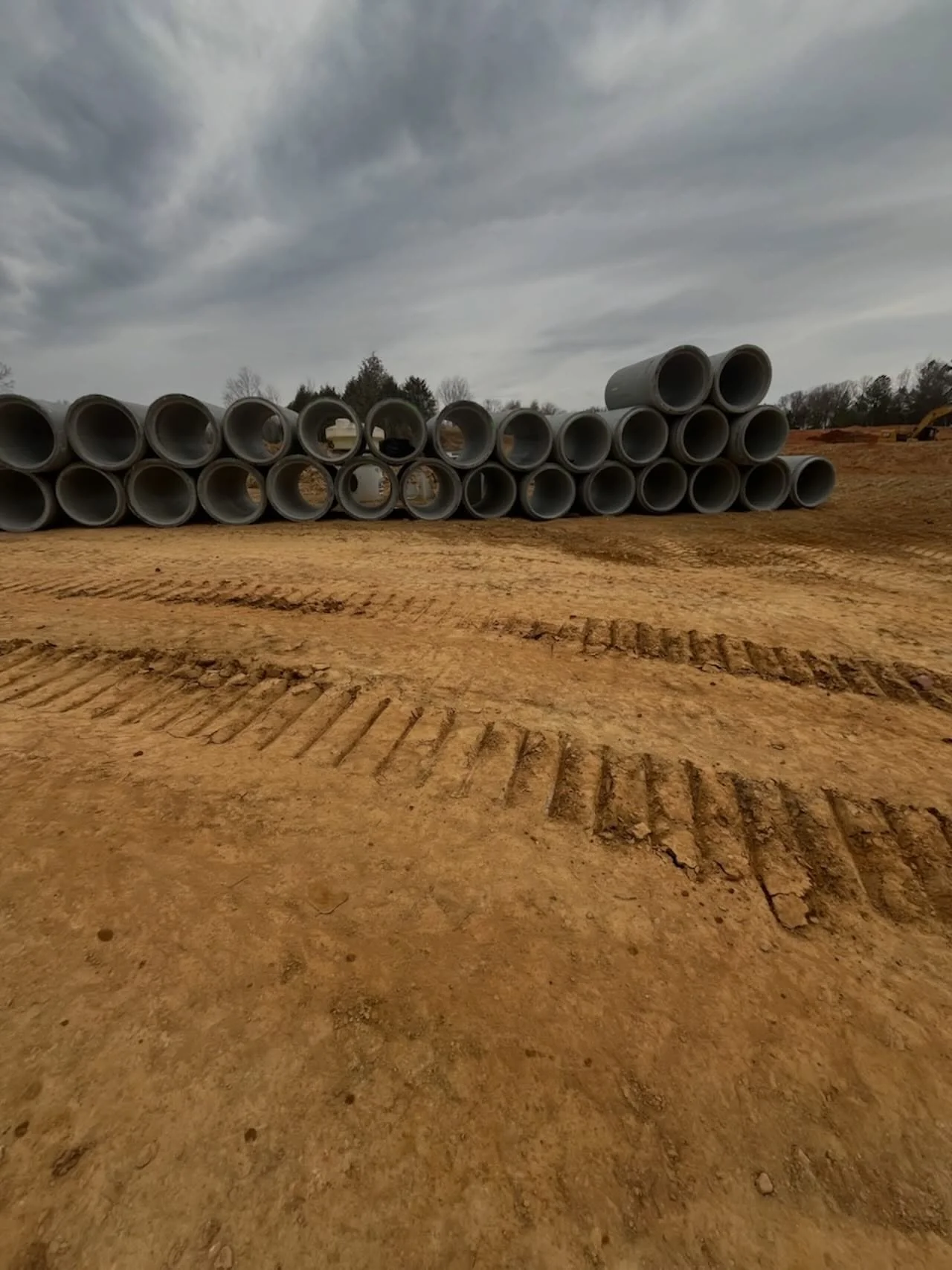 There&rsquo;s something satisfying about a clean pipe lineup.
Precision. Strength. Reliability.
This is how projects get done right.
#Precast #ConcreteLife #ConstructionSite #HeavyDuty #JarrettStrong