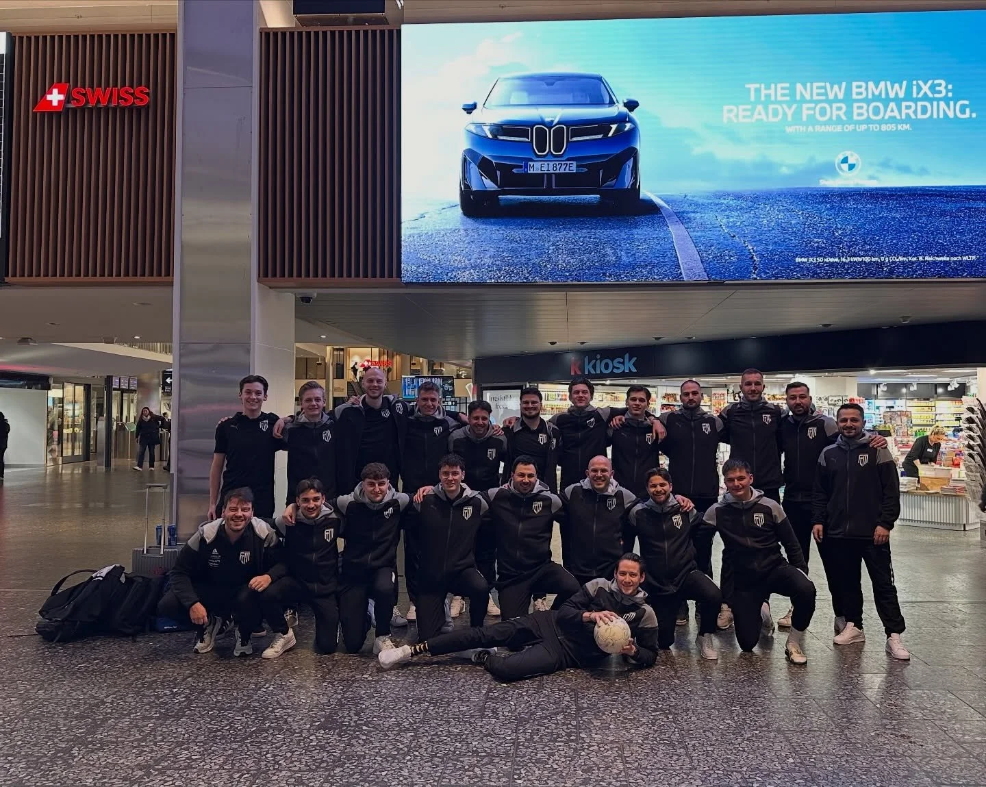 die 1. Mannschaft im Trainingslager🧡🤍

Fr&uuml;h am Morgen ging&rsquo;s los, Anreise von Z&uuml;rich nach Alicante ✈️🇪🇸 Nach der Ankunft im Hotel erstmal gemeinsam Mittagessen, um Energie zu tanken.

Am Nachmittag dann das erste Training bei stra
