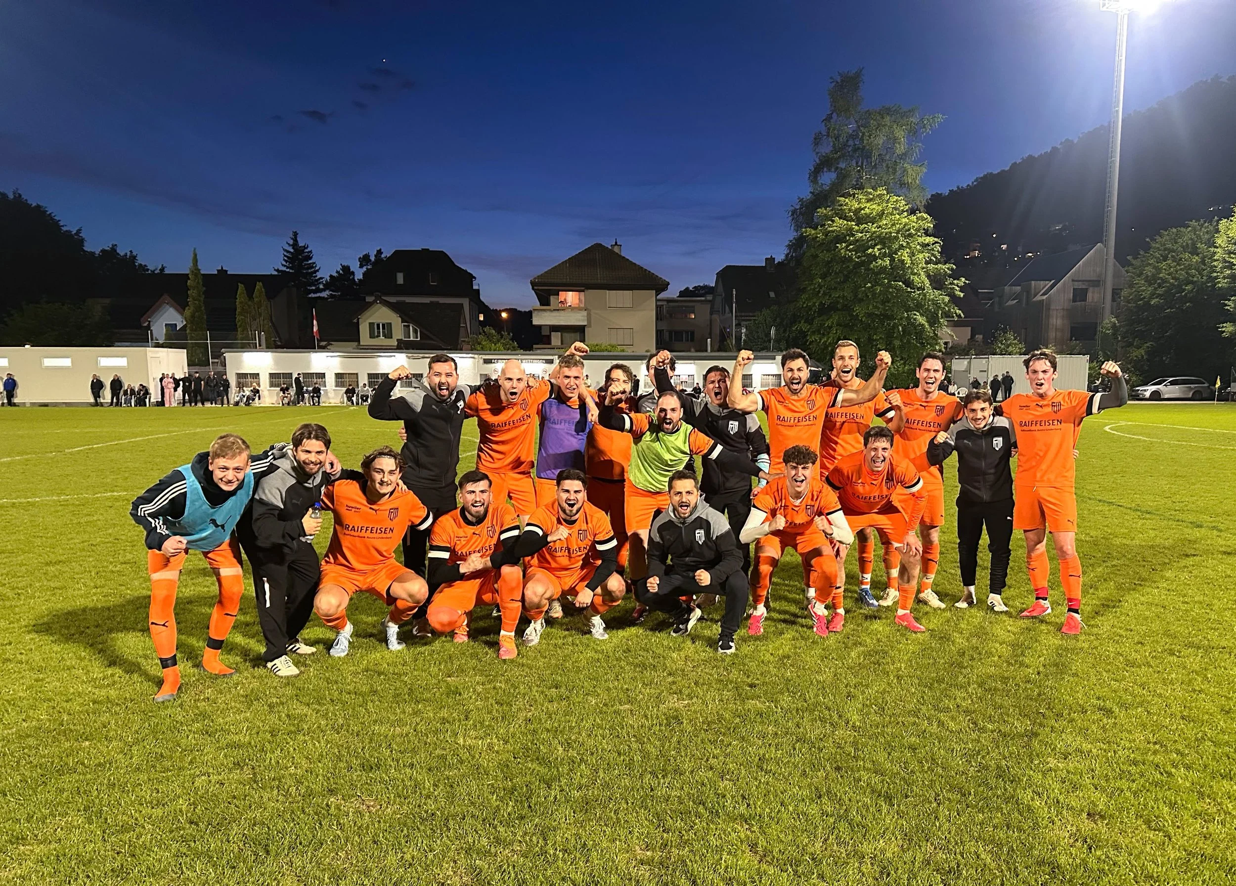 Usw&auml;rtssieg! 🧡🤍
Die erste Mannschaft gewinnt ausw&auml;rts beim FC Juventina Wettingen mit 1:2. Die schwierigen Platzverh&auml;ltnisse auf dem kleinen Sportplatz Scharten in Wettingen liessen keinen Spielaufbau zu, daher waren beide Teams gezw