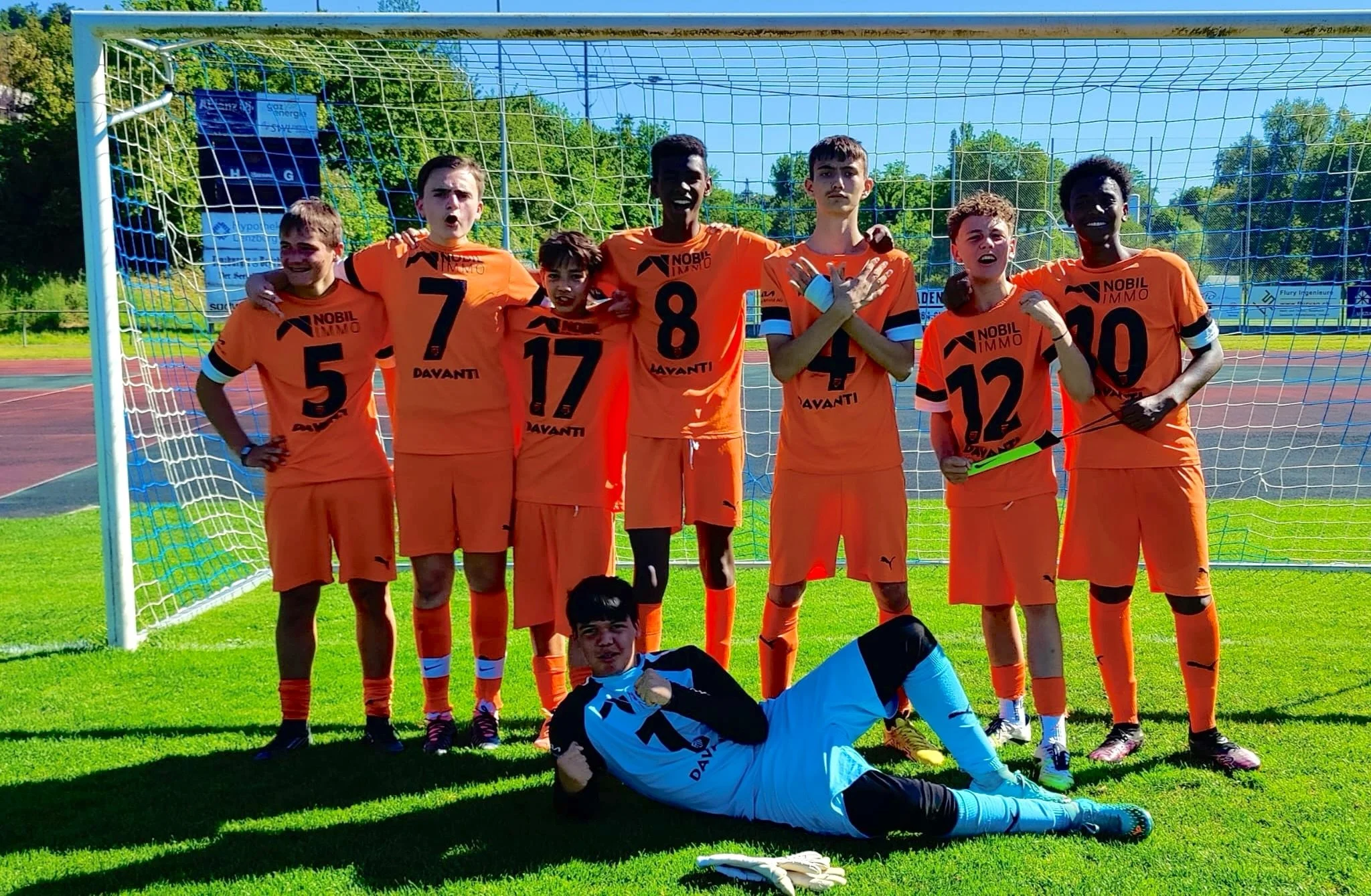 Matchbericht FC Lenzburg - FCM C 🧡🤍 
geschrieben von Werni Kollbrunner, Trainer C-Junioren

Die C-Junioren reisten nur mit 8 Spielern nach Lenzburg. Gl&uuml;cklicherweise war der Trainer von Lenzburg bereit, auch nur mit 8 Spielern zu spielen. So e